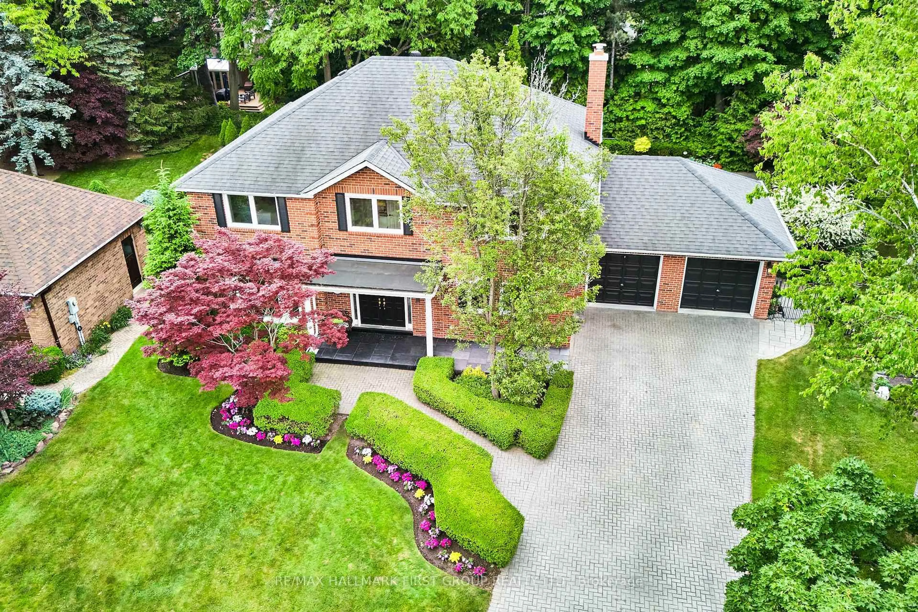 A pic from outside/outdoor area/front of a property/back of a property/a pic from drone, street for 1287 Abbey Rd, Pickering Ontario L1X 1W5