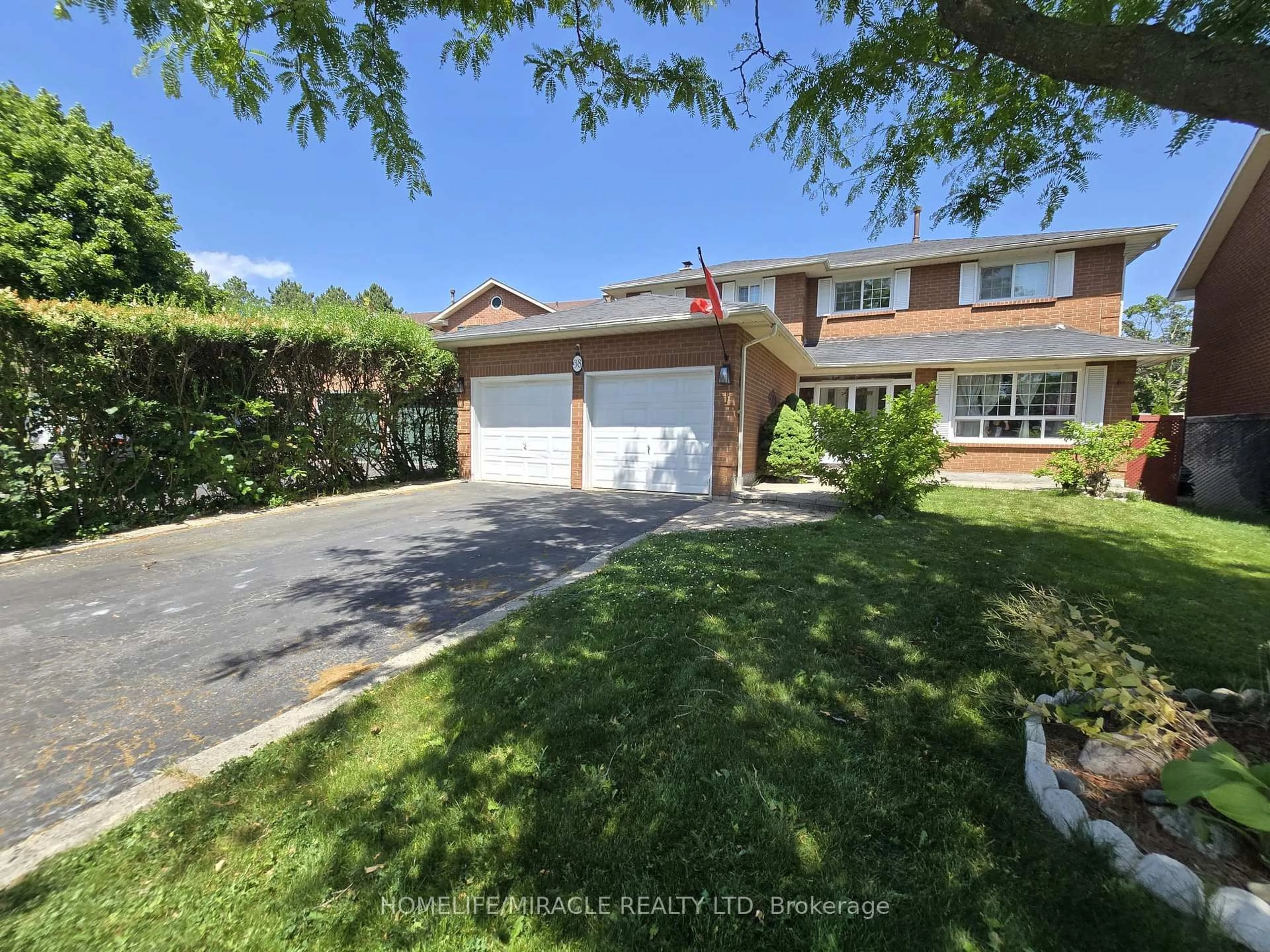 A pic from outside/outdoor area/front of a property/back of a property/a pic from drone, street for 38 Robinson Cres, Whitby Ontario L1N 6W5