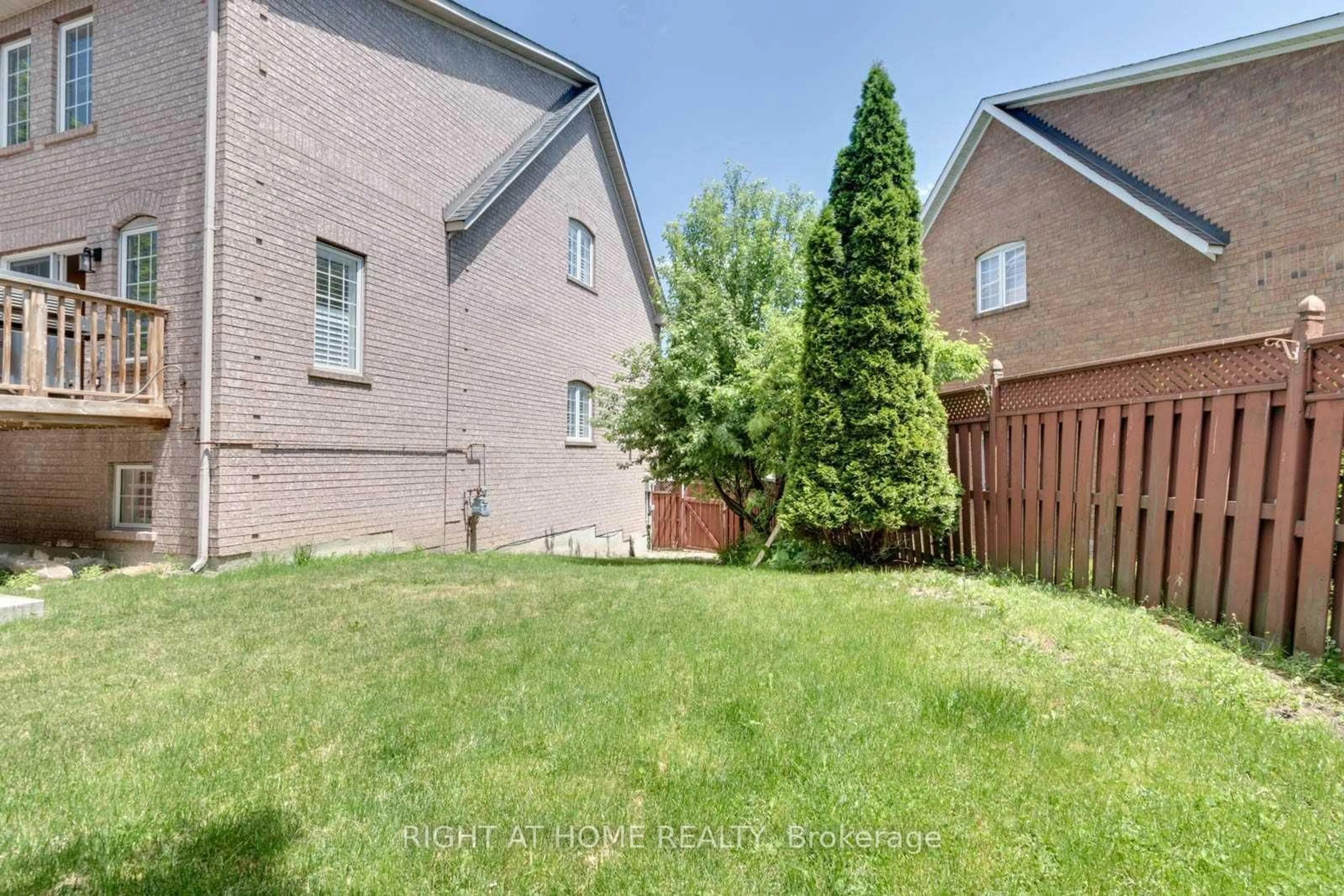 Patio, street for 135 Stokely Cres, Whitby Ontario L1N 9S9