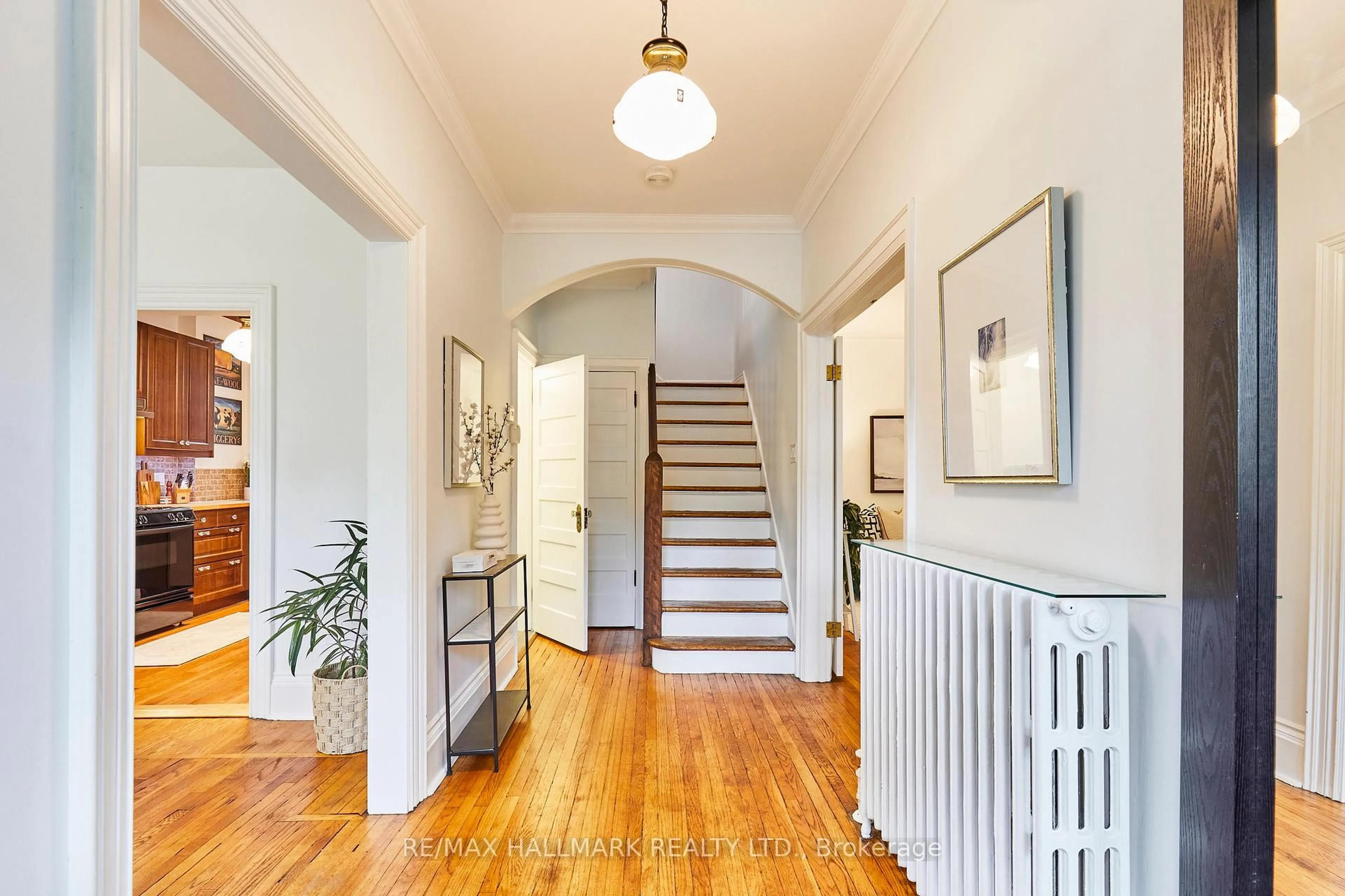 Indoor entryway for 183 Balsam Ave, Toronto Ontario M4E 3C2