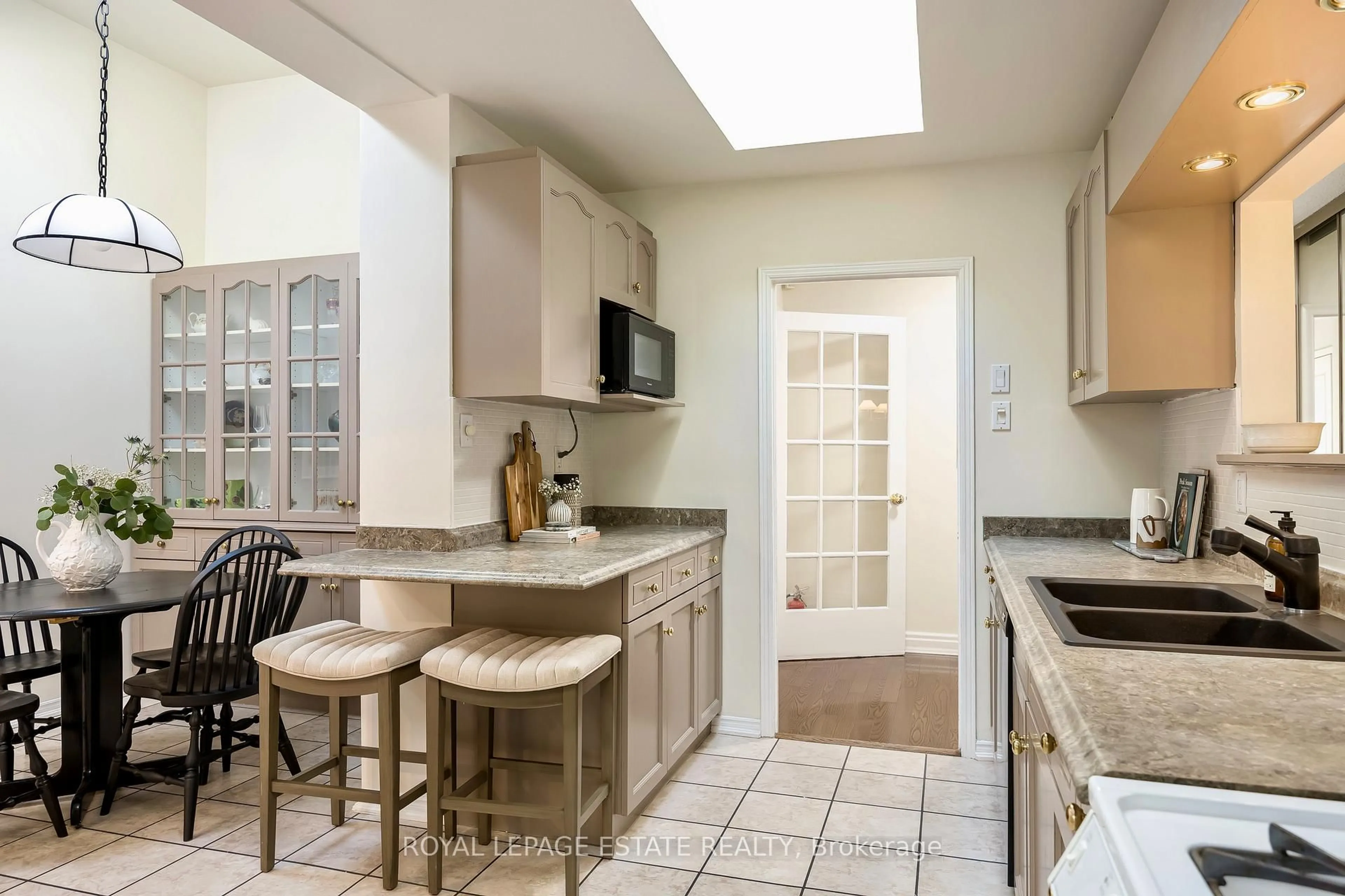 Standard kitchen, ceramic/tile floor for 44 Cliffside Dr, Toronto Ontario M1N 1L3