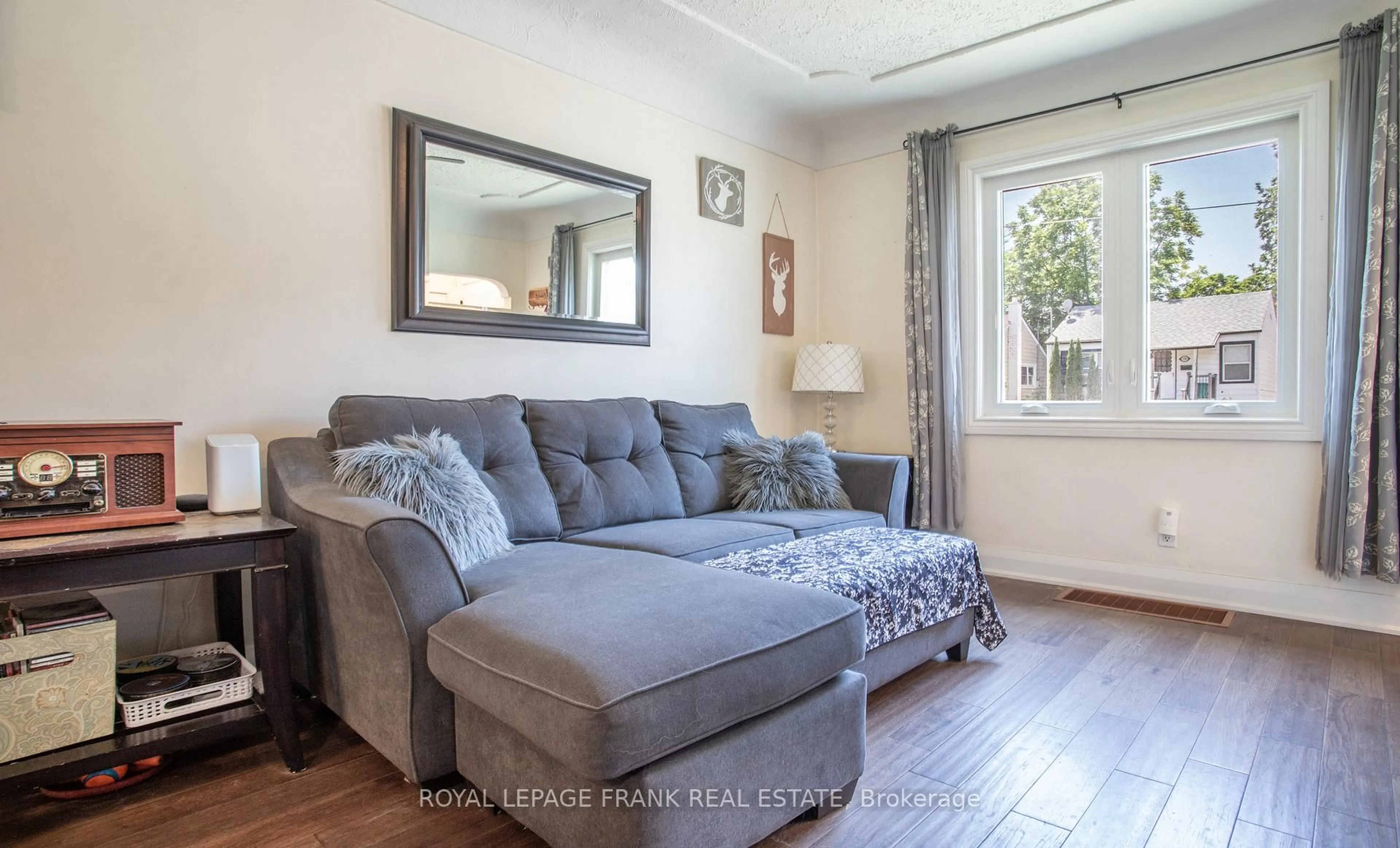 Living room with furniture, unknown for 189 Nassau St, Oshawa Ontario L1J 2A9