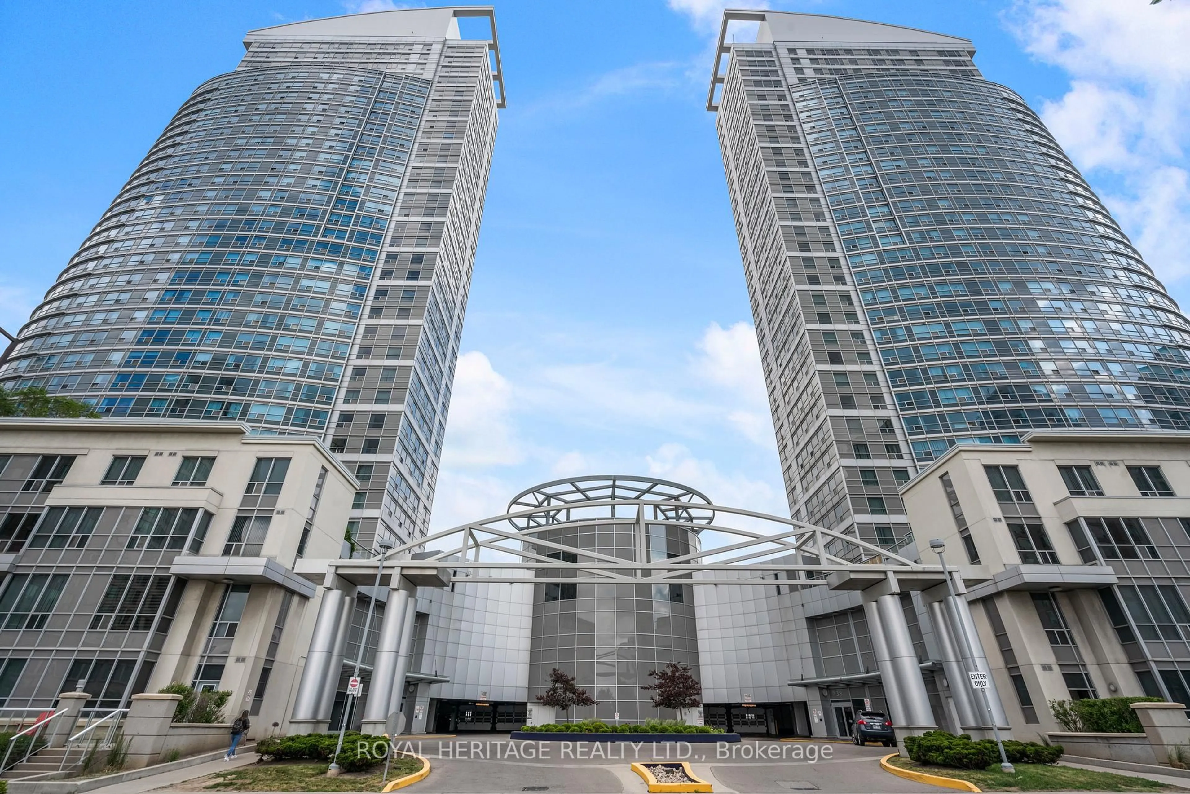 Indoor foyer for 38 Lee Centre Dr #1716, Toronto Ontario M1H 3J7