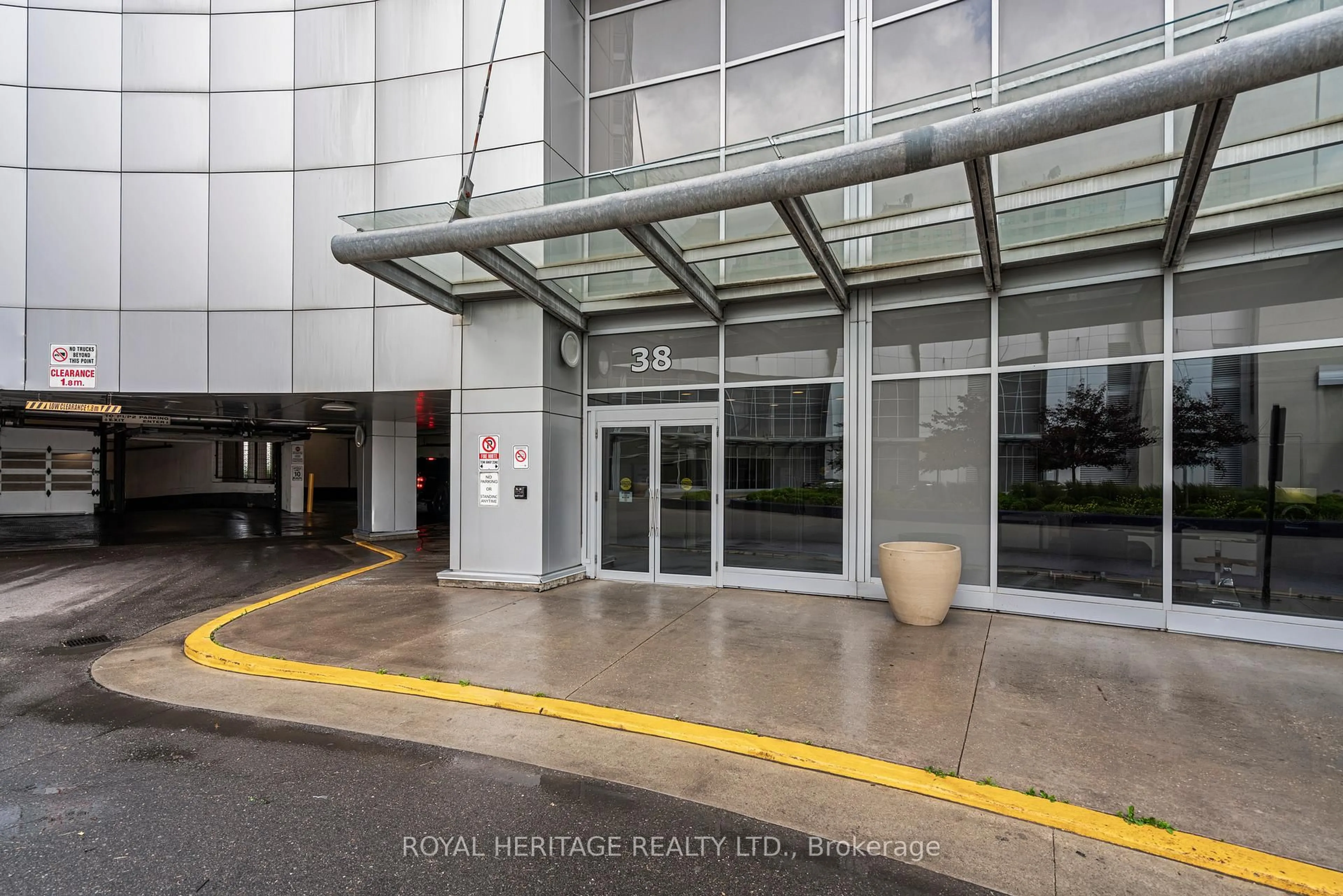 Indoor foyer for 38 Lee Centre Dr #1716, Toronto Ontario M1H 3J7