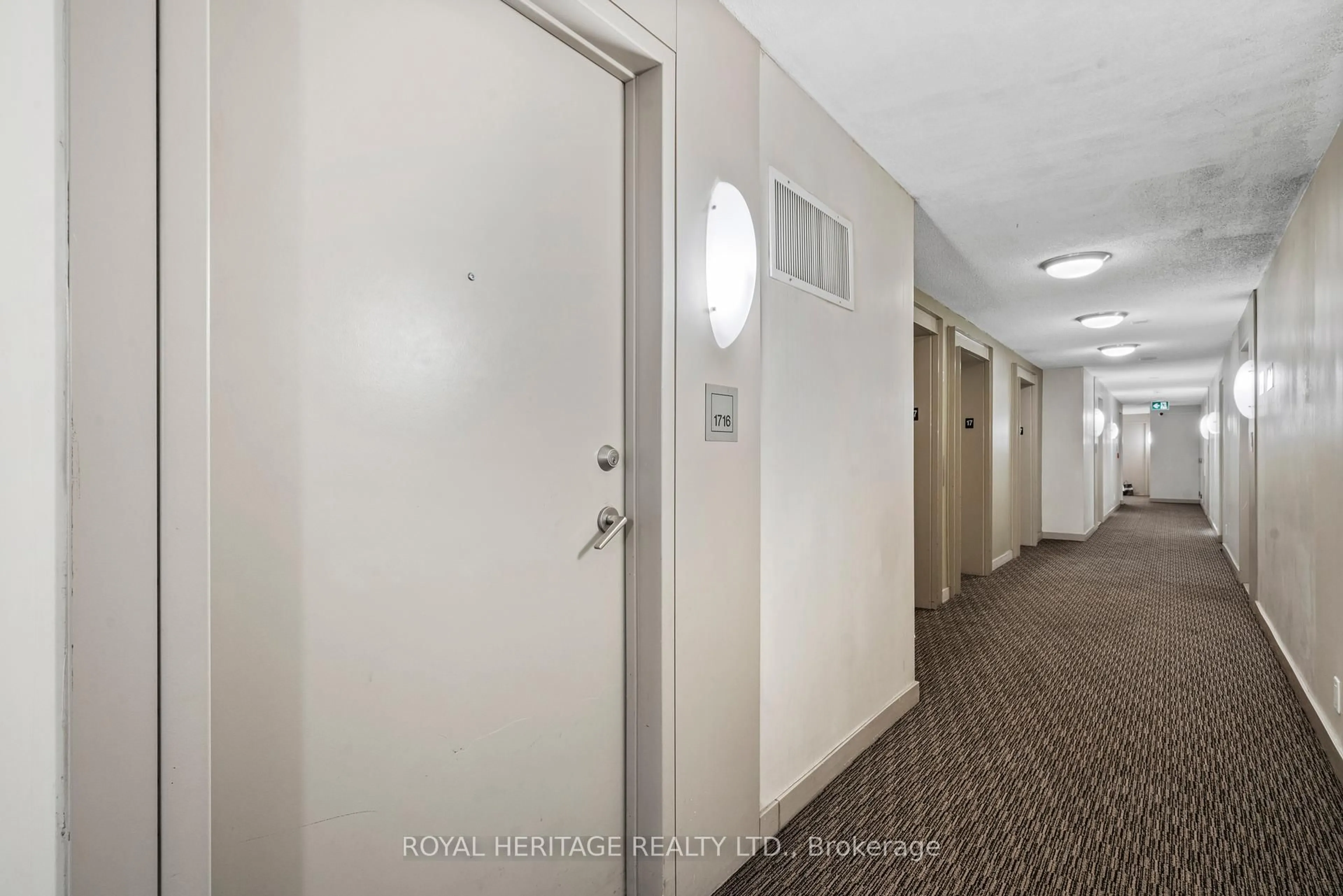 Indoor foyer for 38 Lee Centre Dr #1716, Toronto Ontario M1H 3J7