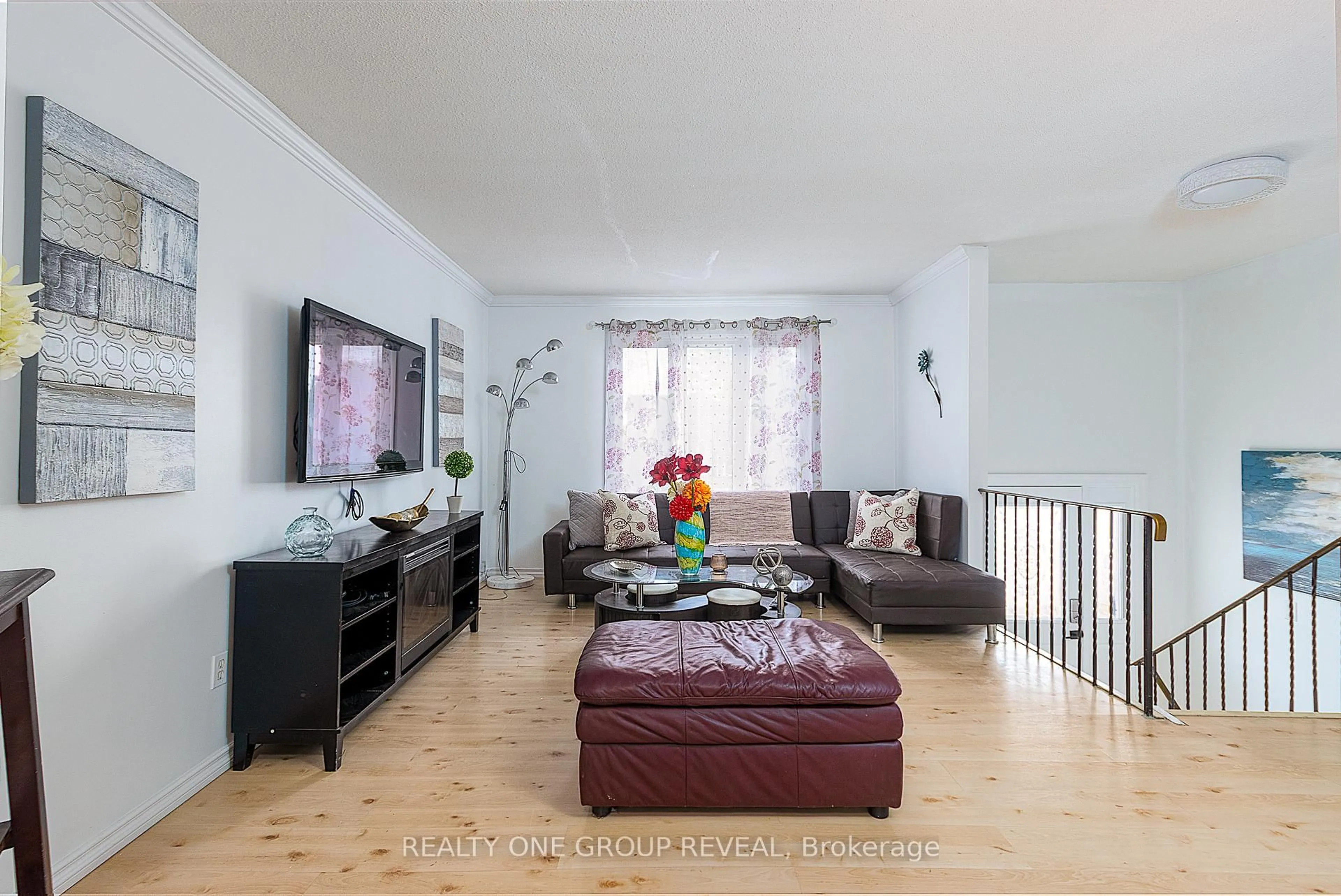 Living room with furniture, wood/laminate floor for 822 Kilkenny Crt, Oshawa Ontario L1J 7B7