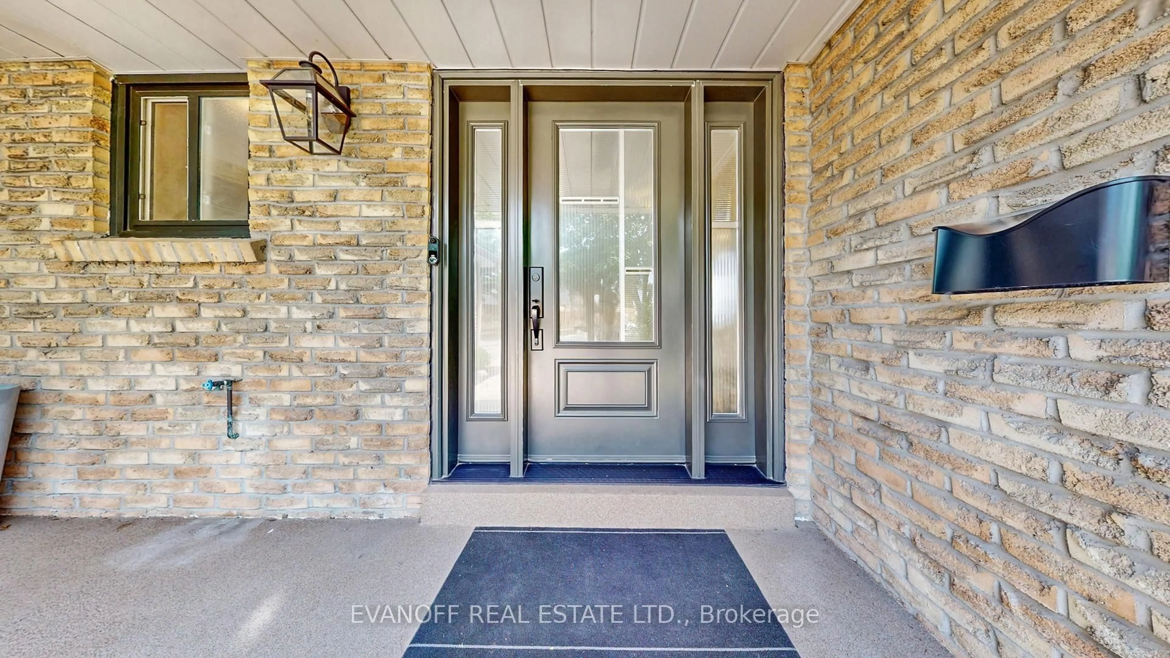 Indoor entryway for 558 Edge Lane, Pickering Ontario L1W 3A1