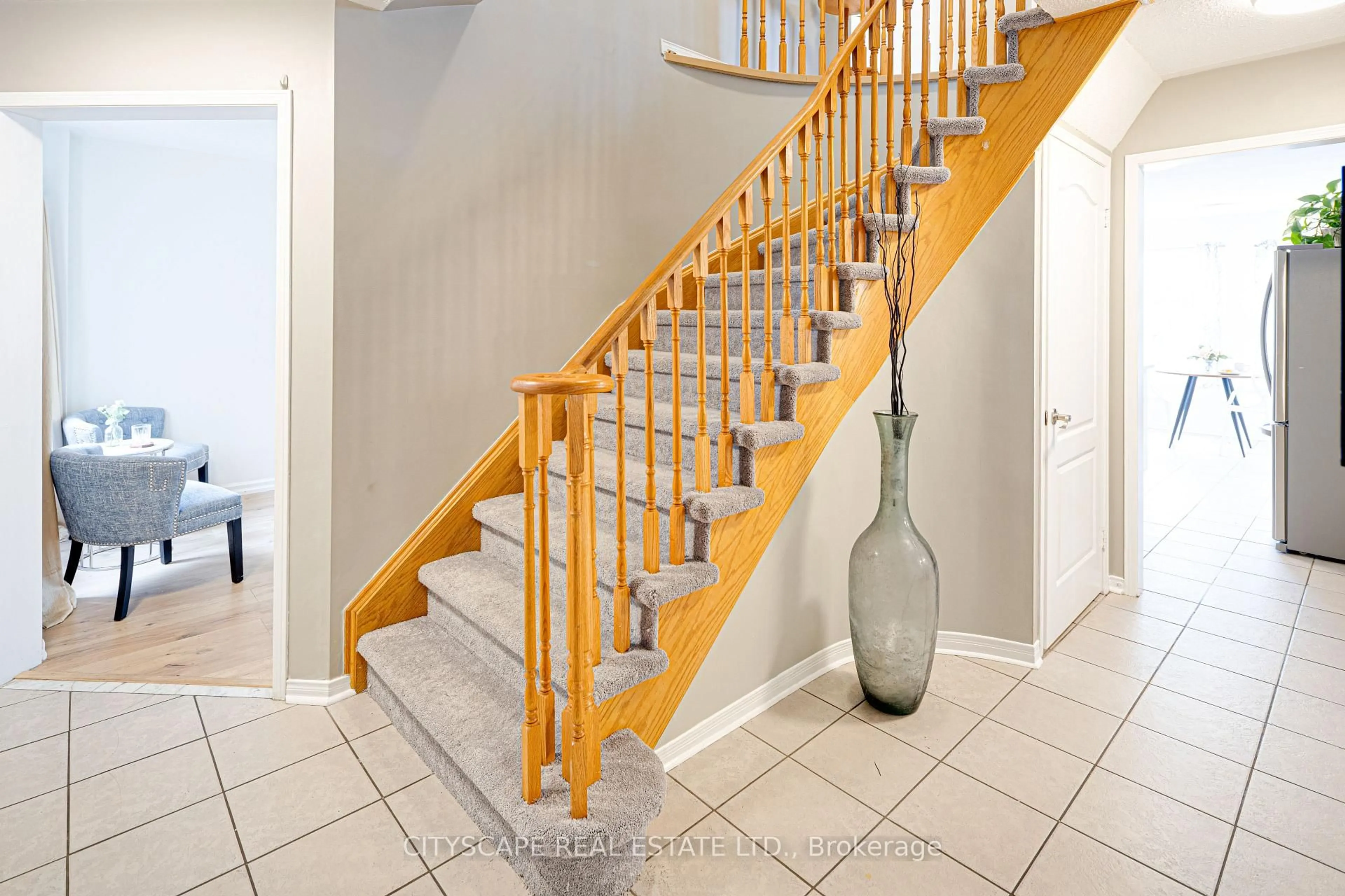 Stairs for 1113 Gossamer Dr, Pickering Ontario L1X 2T7