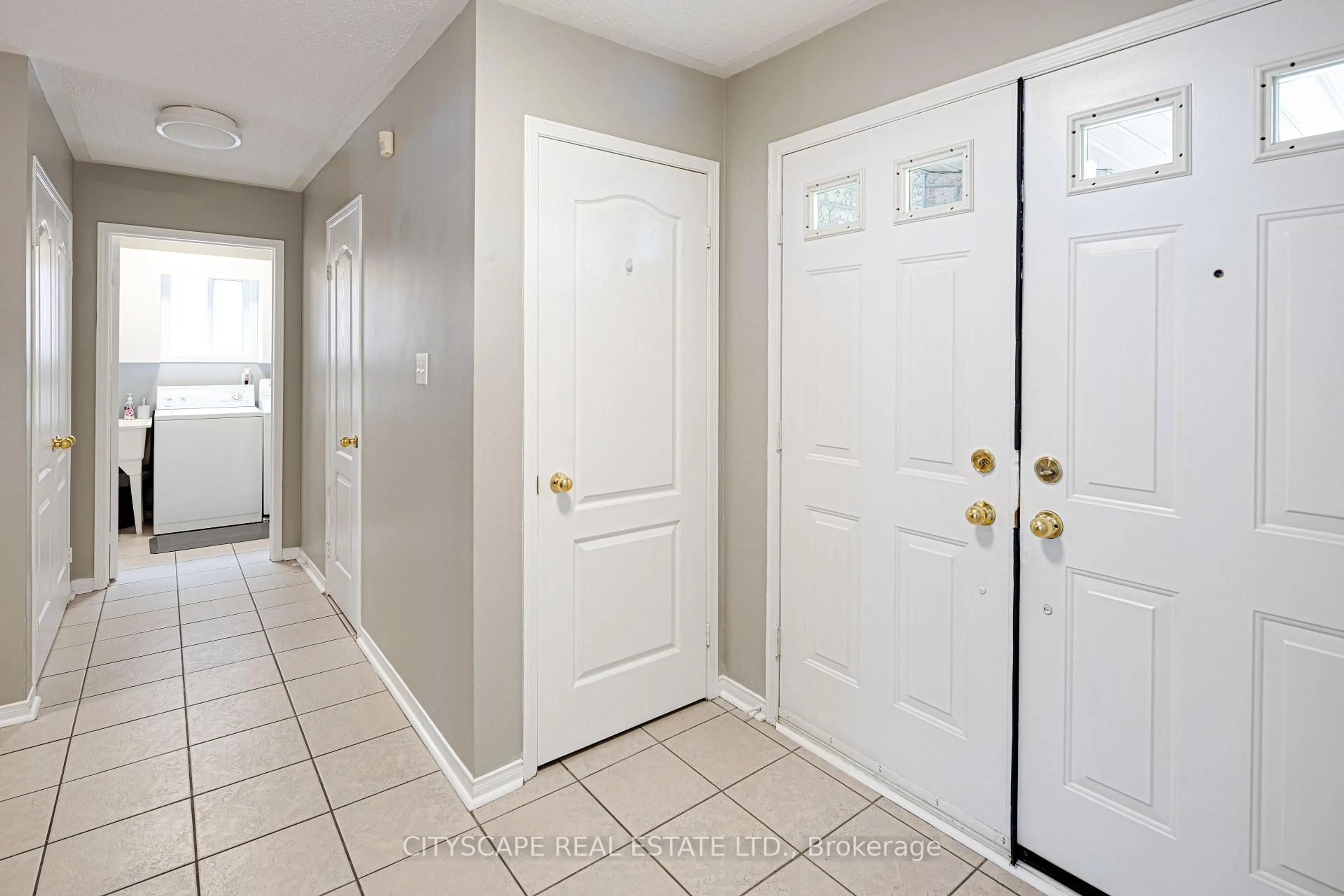Indoor entryway for 1113 Gossamer Dr, Pickering Ontario L1X 2T7