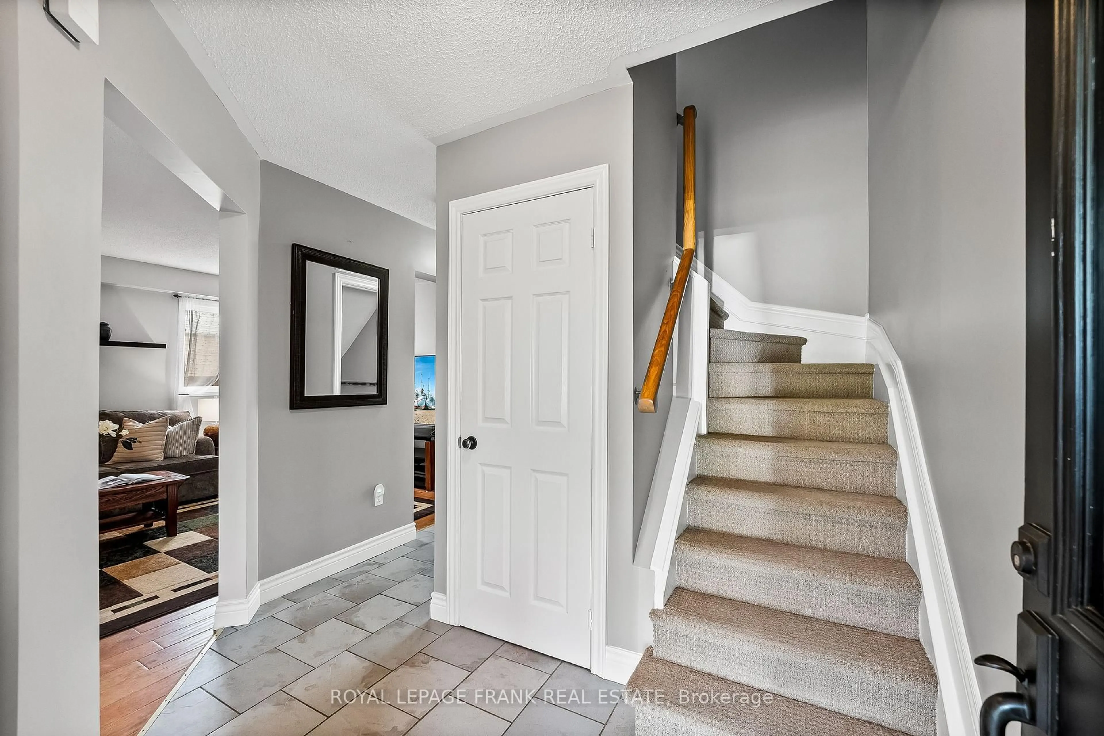 Indoor entryway for 42 Mann St, Clarington Ontario L1C 2H5