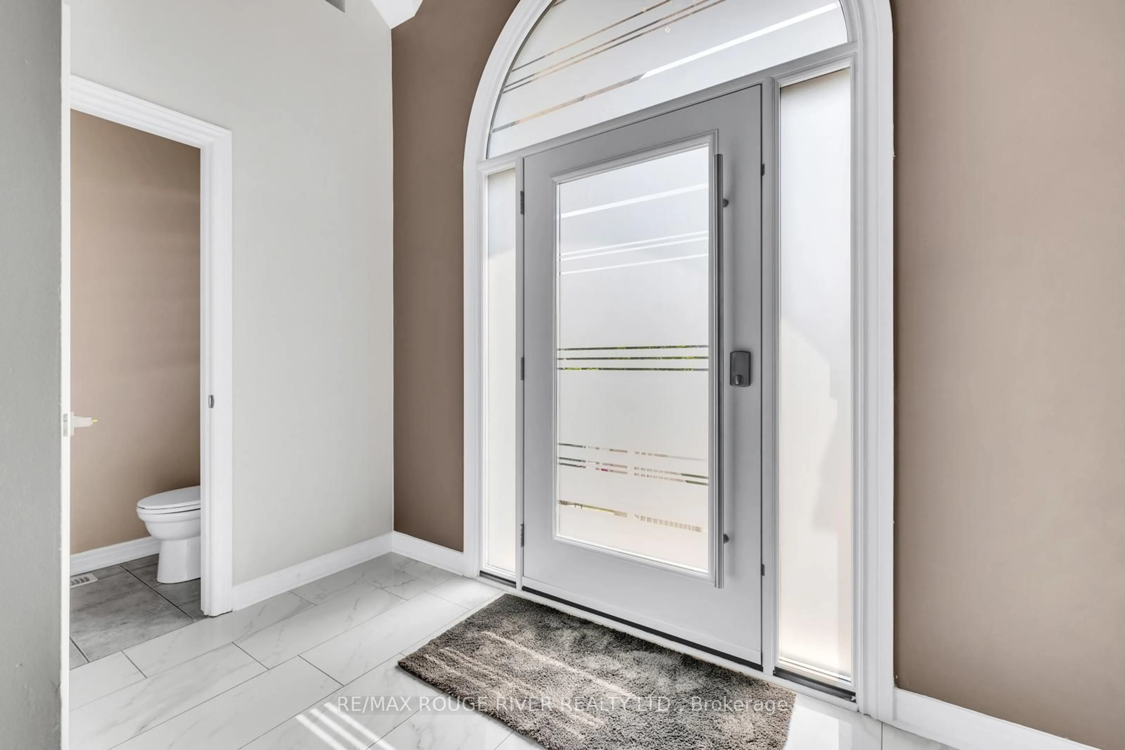 Indoor entryway for 54 Erskine Dr, Clarington Ontario L1B 0C8