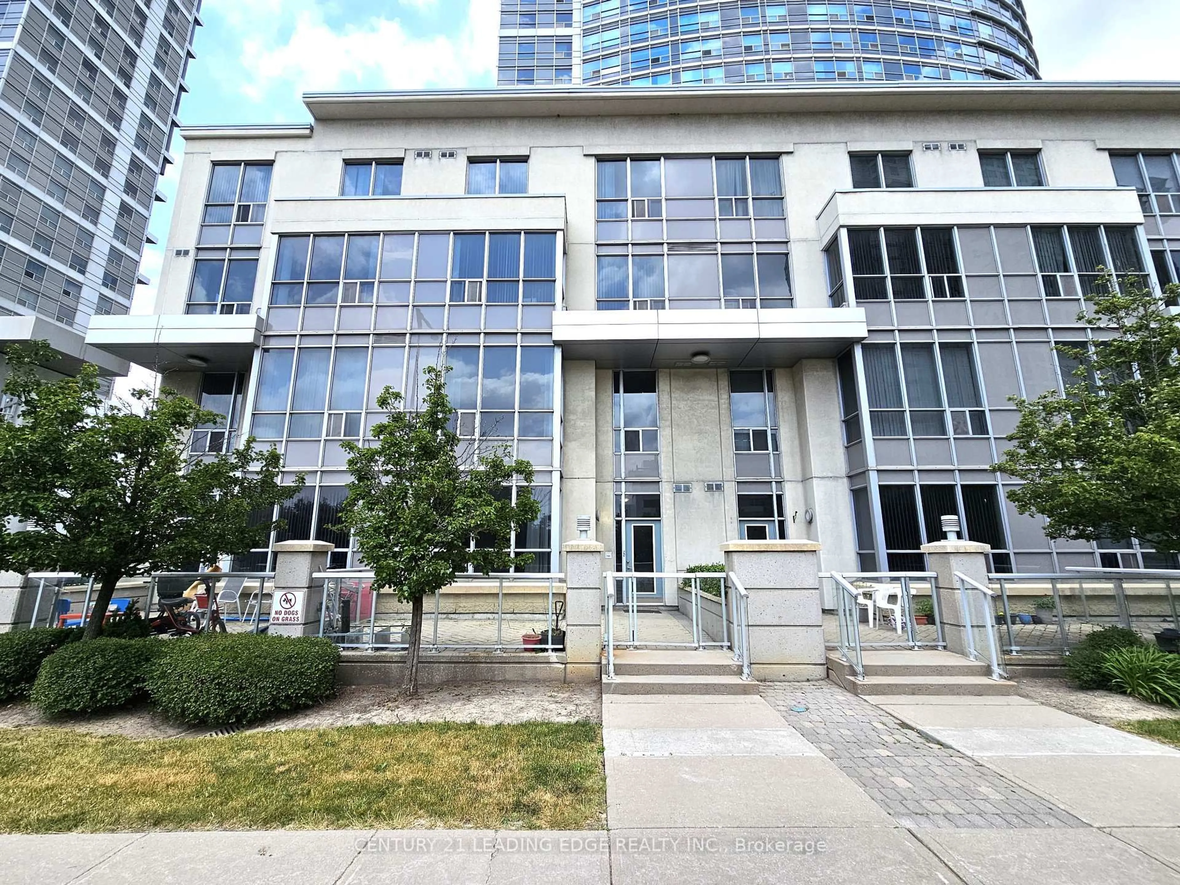 Unknown for 38 Lee Centre Dr #TH120, Toronto Ontario M1H 3J7