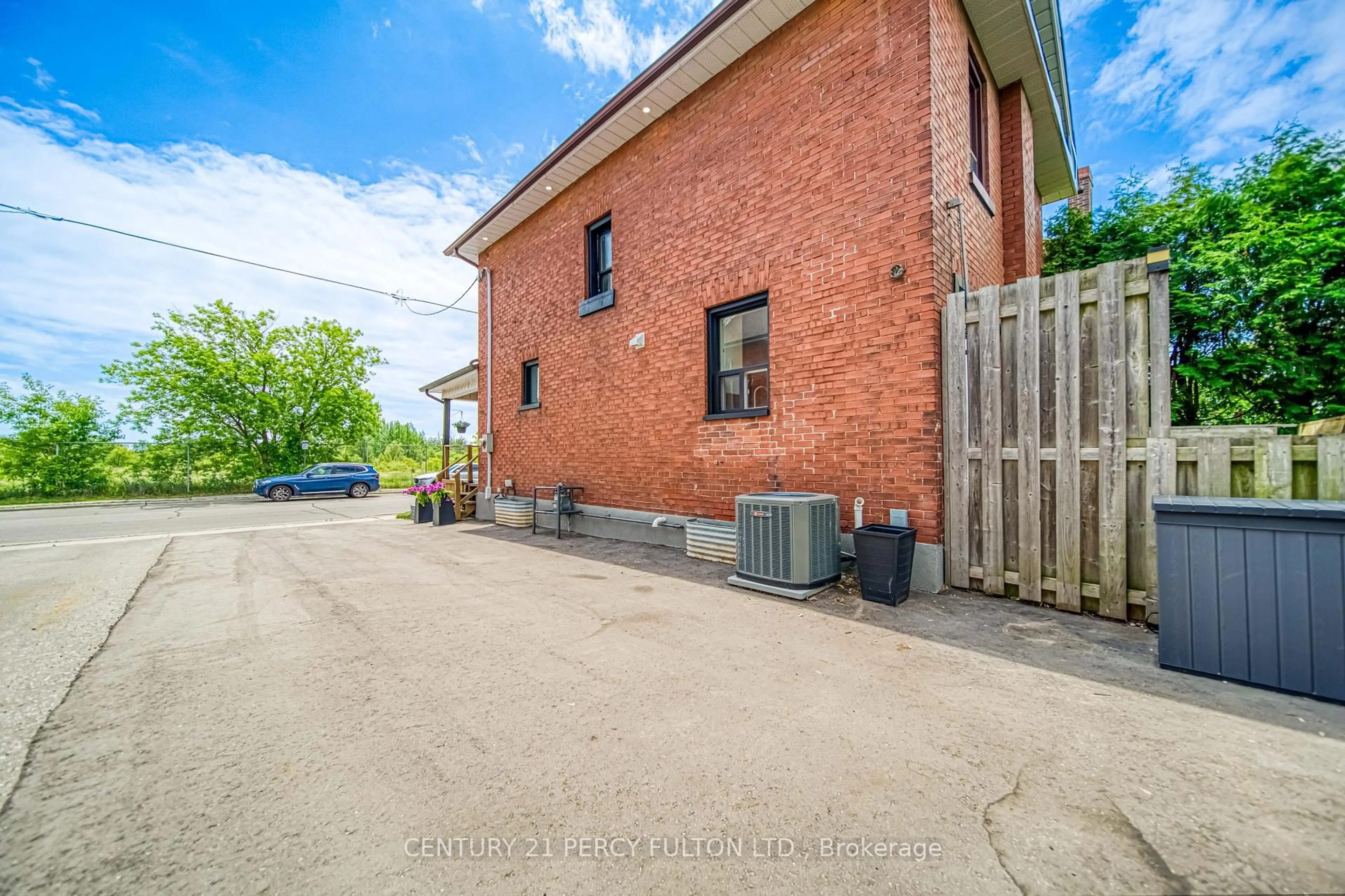 A pic from outside/outdoor area/front of a property/back of a property/a pic from drone, street for 180 Bruce St, Oshawa Ontario L1H 1R3