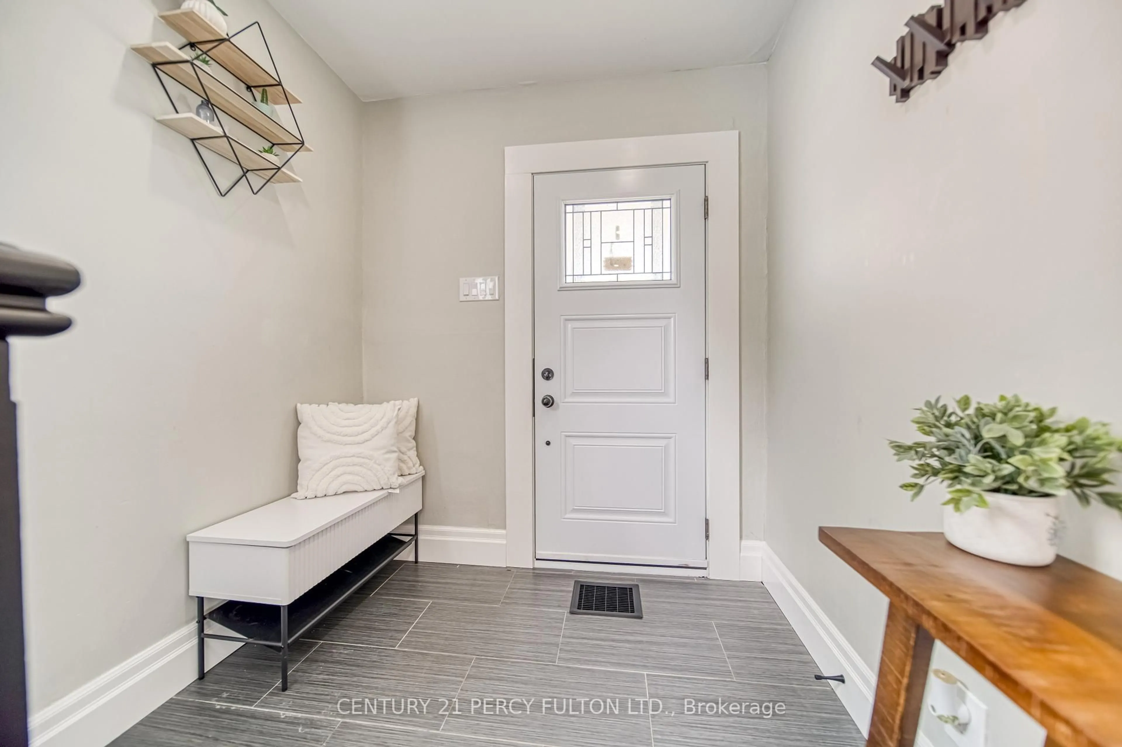Indoor entryway for 180 Bruce St, Oshawa Ontario L1H 1R3