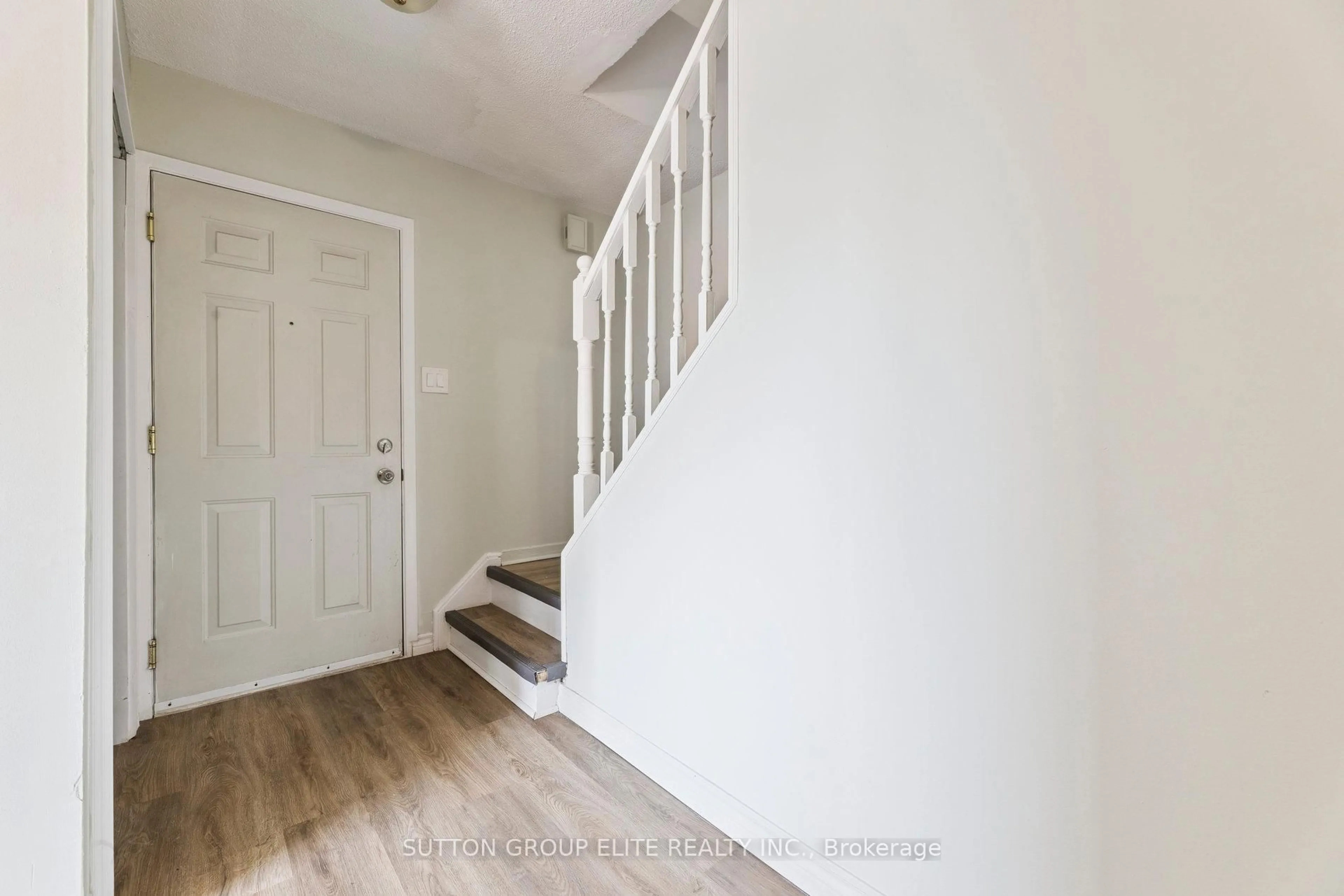 Indoor entryway for 1010 Glen St #77, Oshawa Ontario L1J 6J2