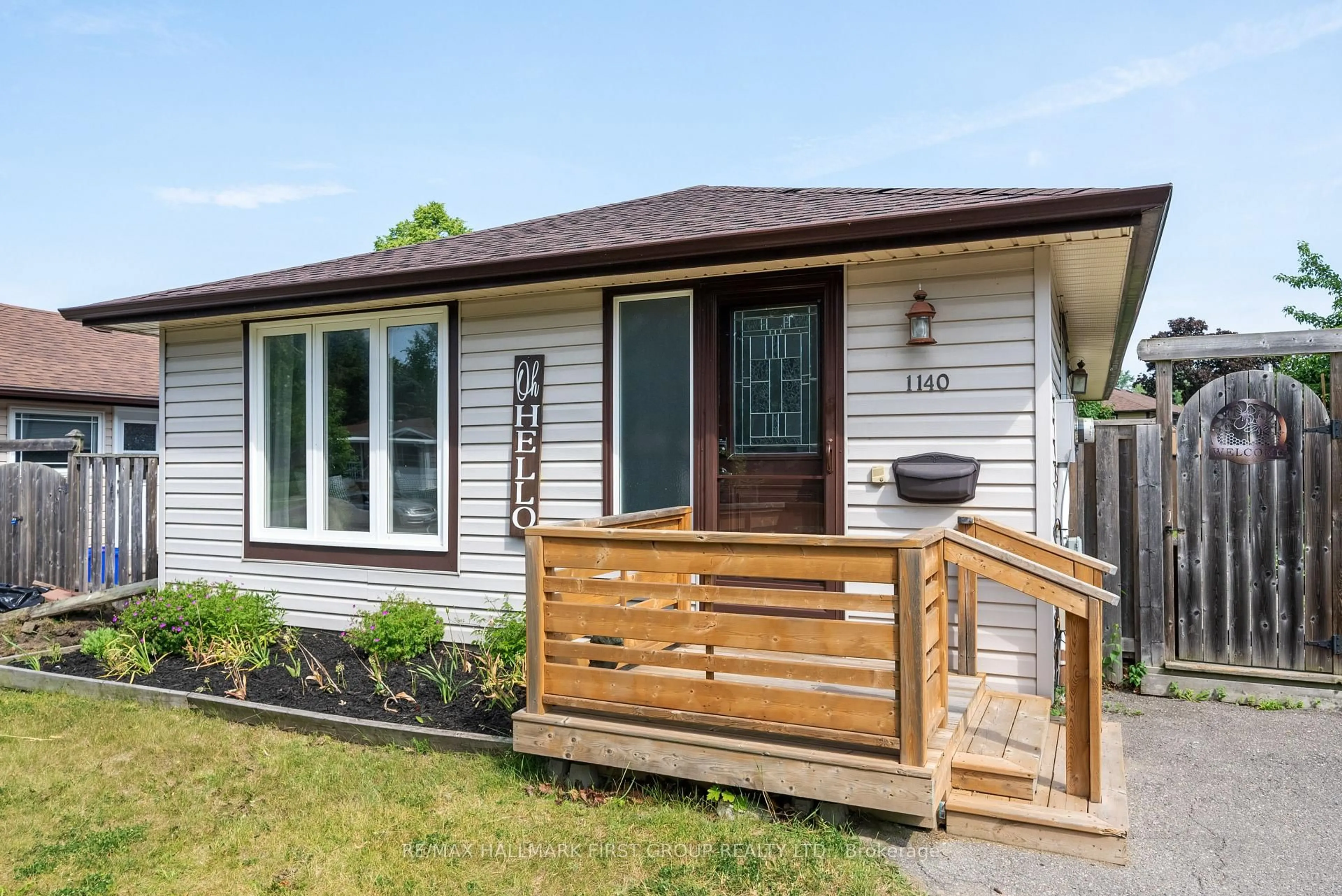 Home with vinyl exterior material, street for 1140 Norman St, Oshawa Ontario L1H 7X1