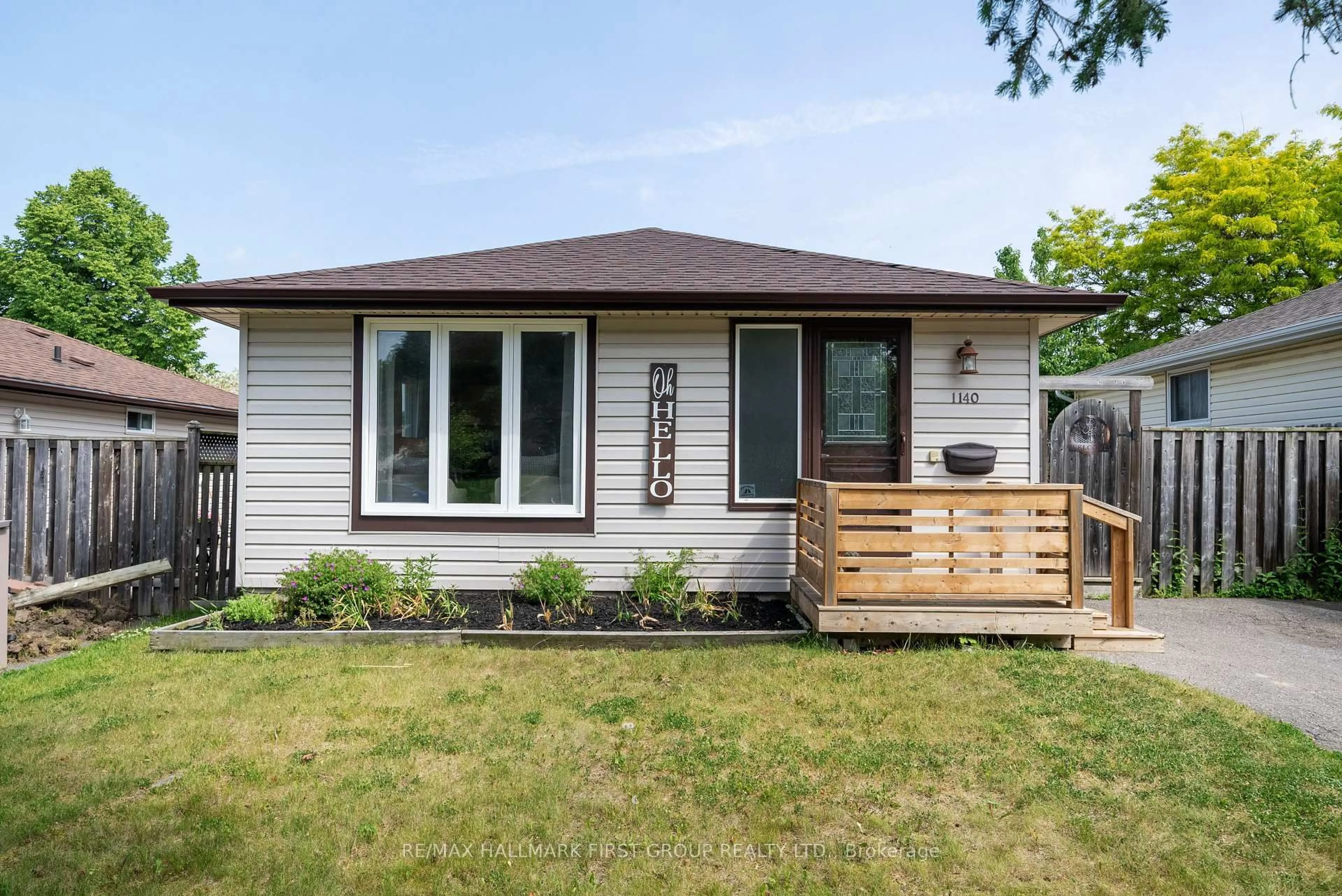 Home with vinyl exterior material, street for 1140 Norman St, Oshawa Ontario L1H 7X1