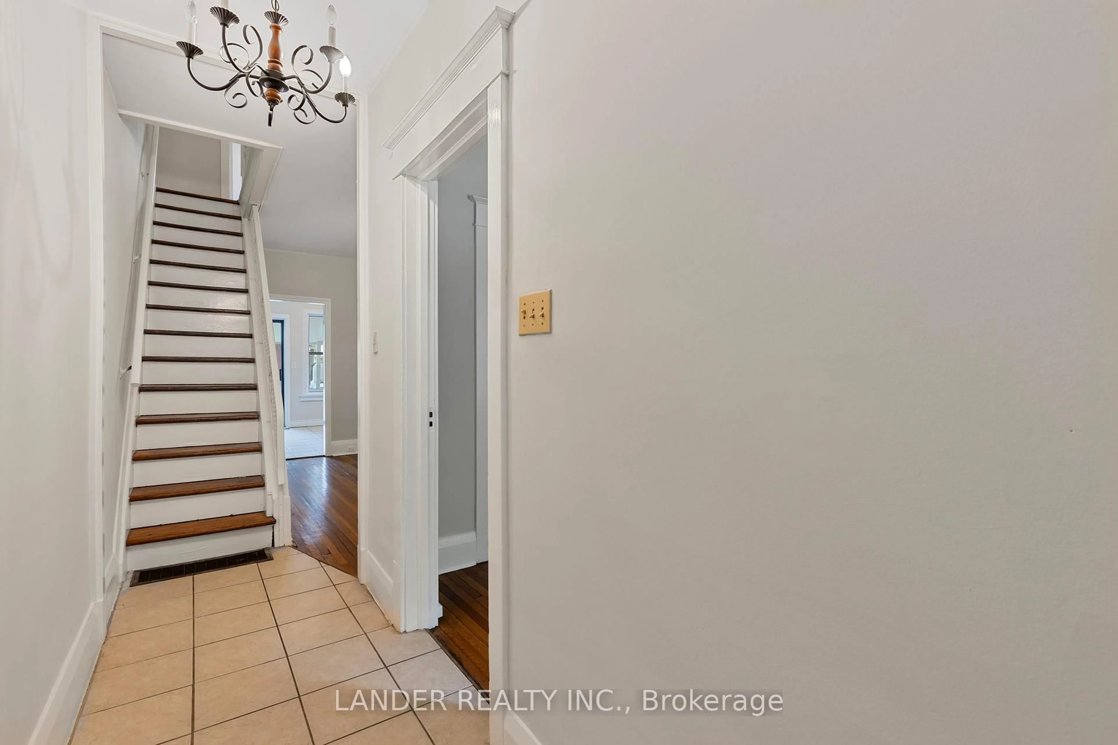 Indoor entryway for 98 Chatham Ave, Toronto Ontario M4J 1K7