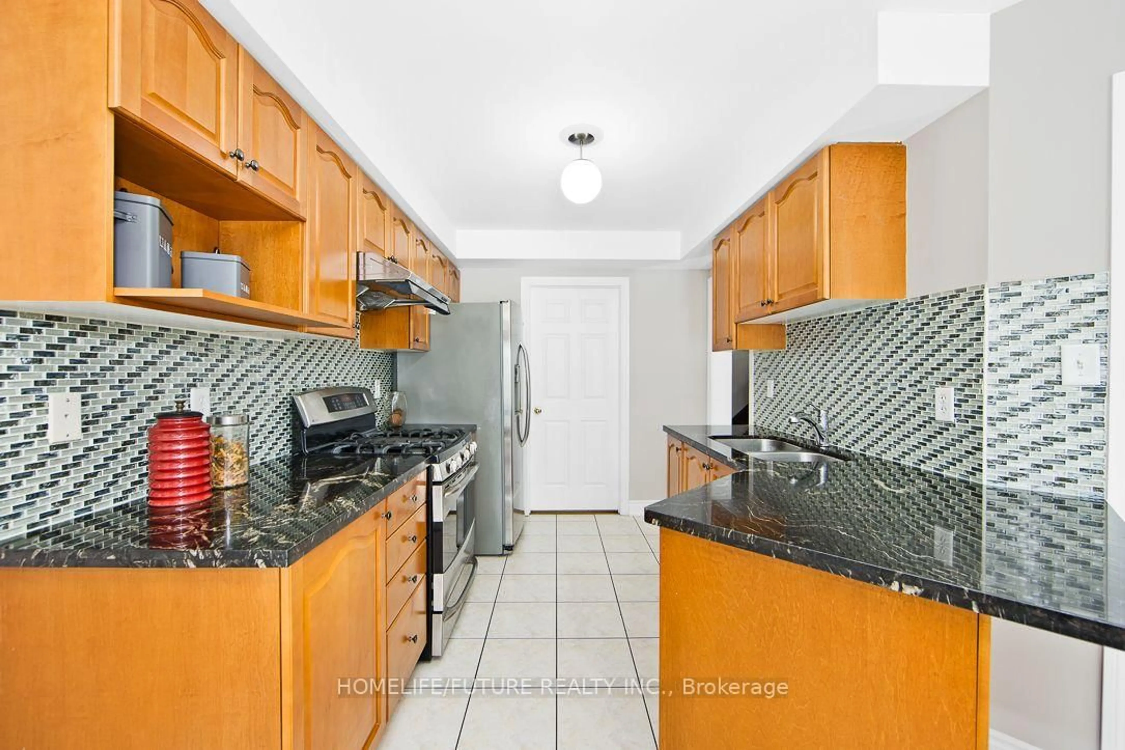Standard kitchen, ceramic/tile floor for 39 Harkness Dr, Whitby Ontario L1R 0C5