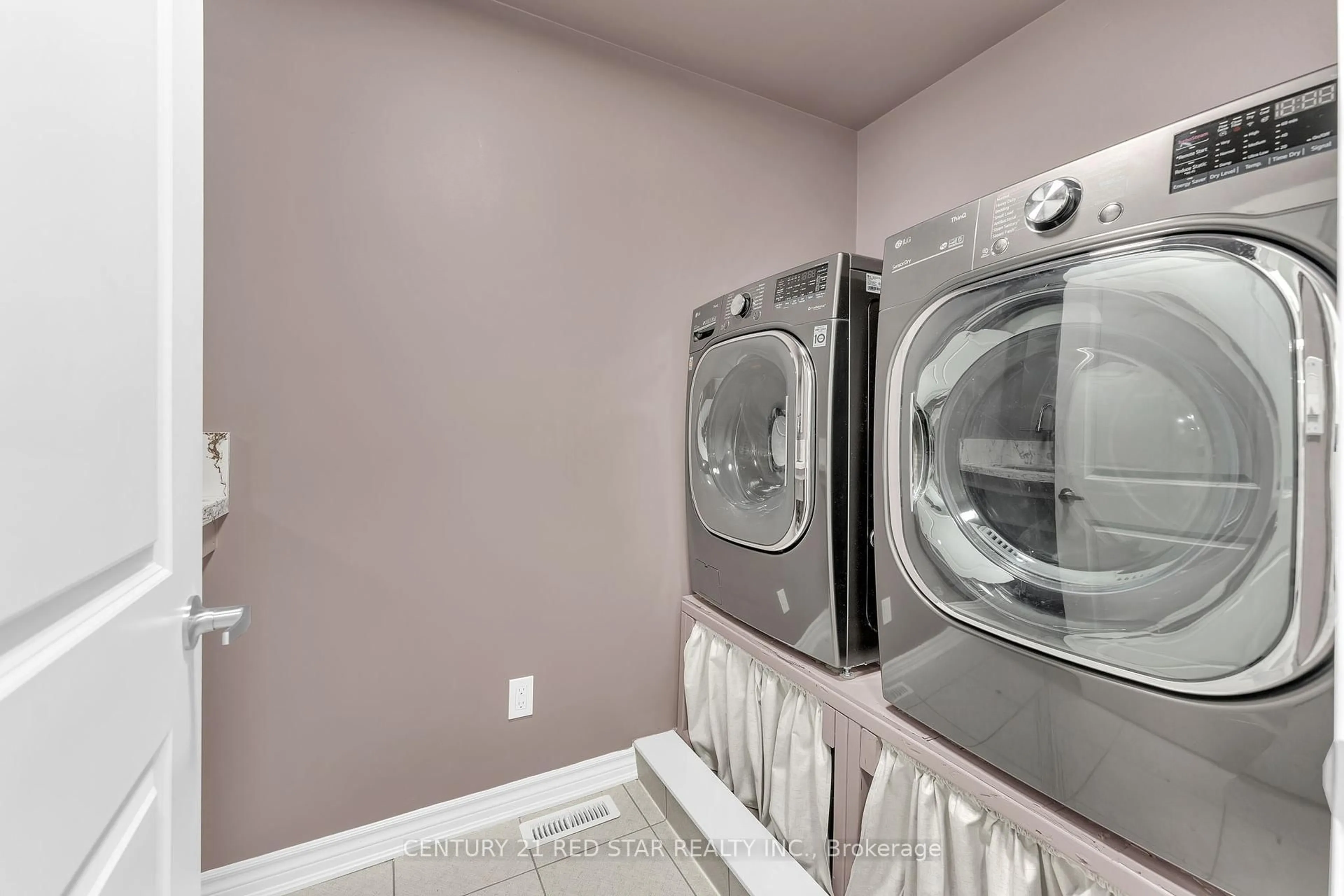 Laundry room for 104 Closson Dr, Whitby Ontario L1P 0M8