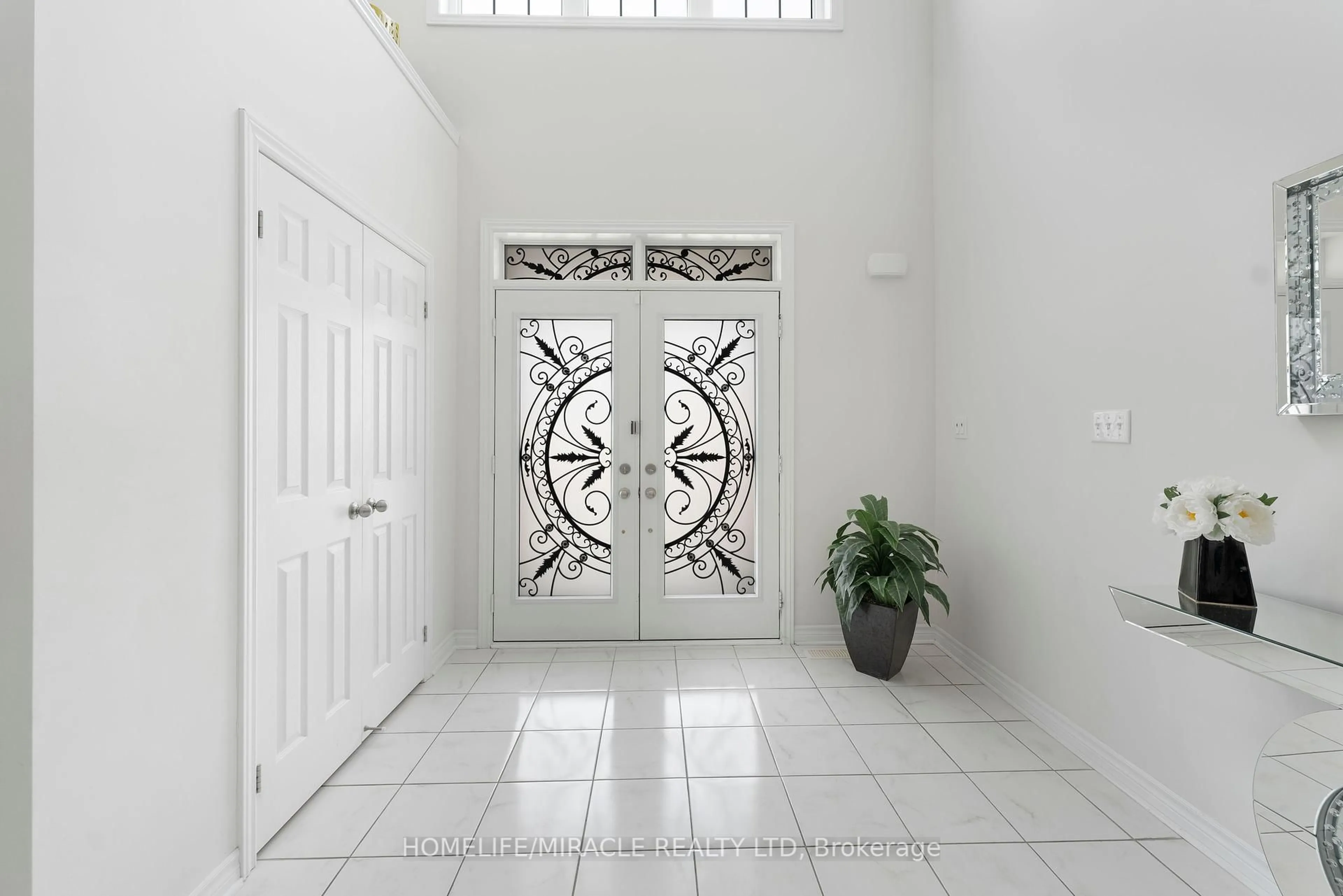 Indoor entryway for 925 Greenhill Ave, Oshawa Ontario L1K 0X9