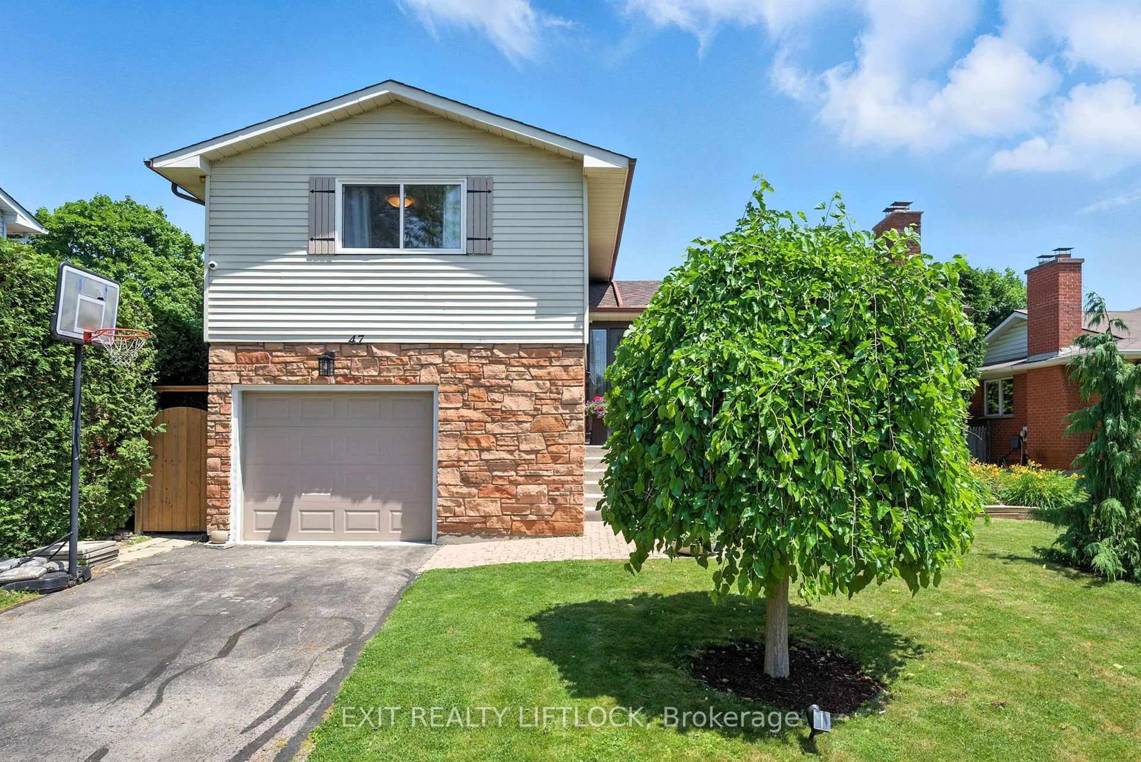 A pic from outside/outdoor area/front of a property/back of a property/a pic from drone, street for 47 Martindale St, Oshawa Ontario L1H 6W7