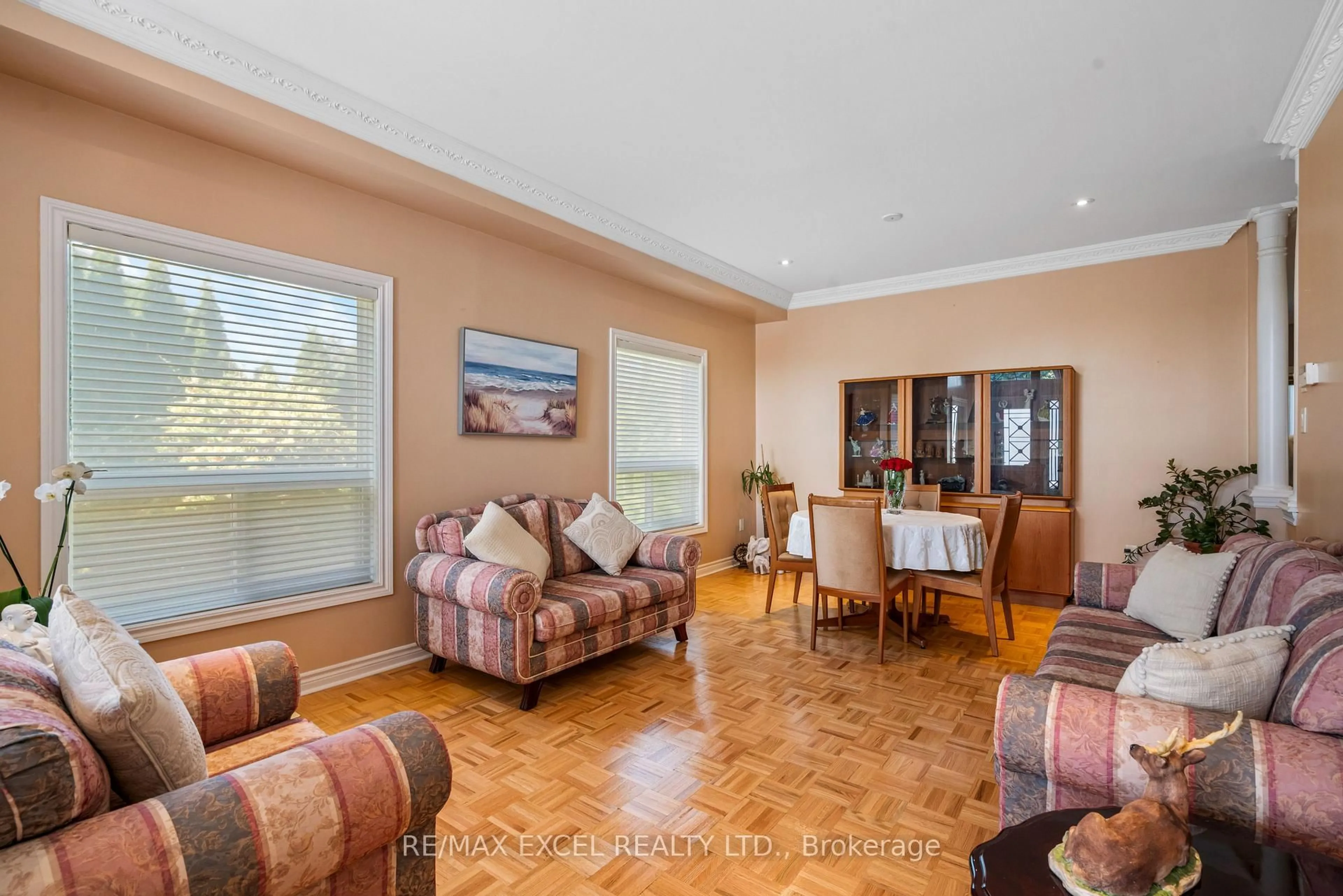 Living room with furniture, wood/laminate floor for 29 Candlebrook Cres, Toronto Ontario M1W 4B3