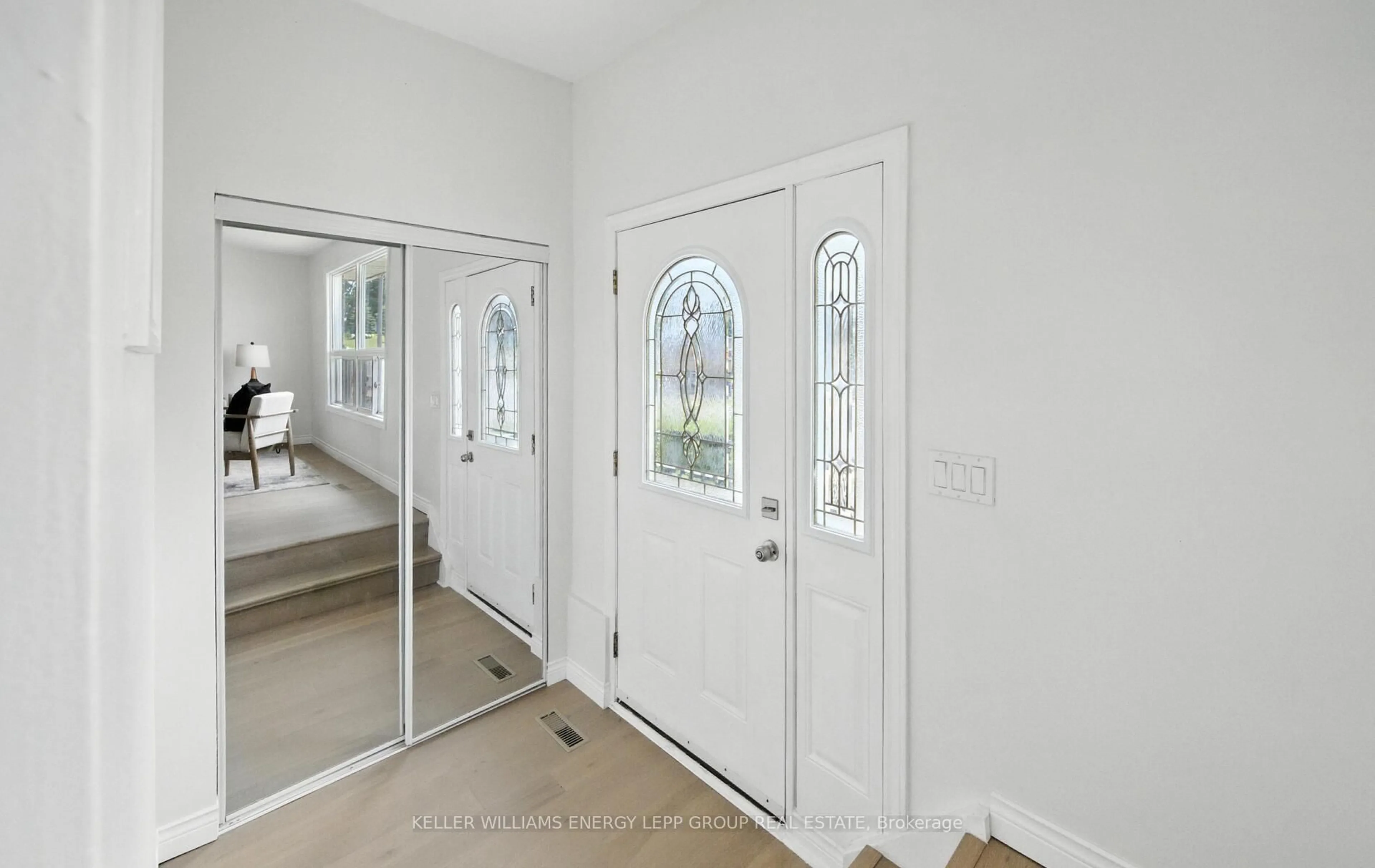 Indoor entryway for 472 Park Rd, Oshawa Ontario L1J 4J2
