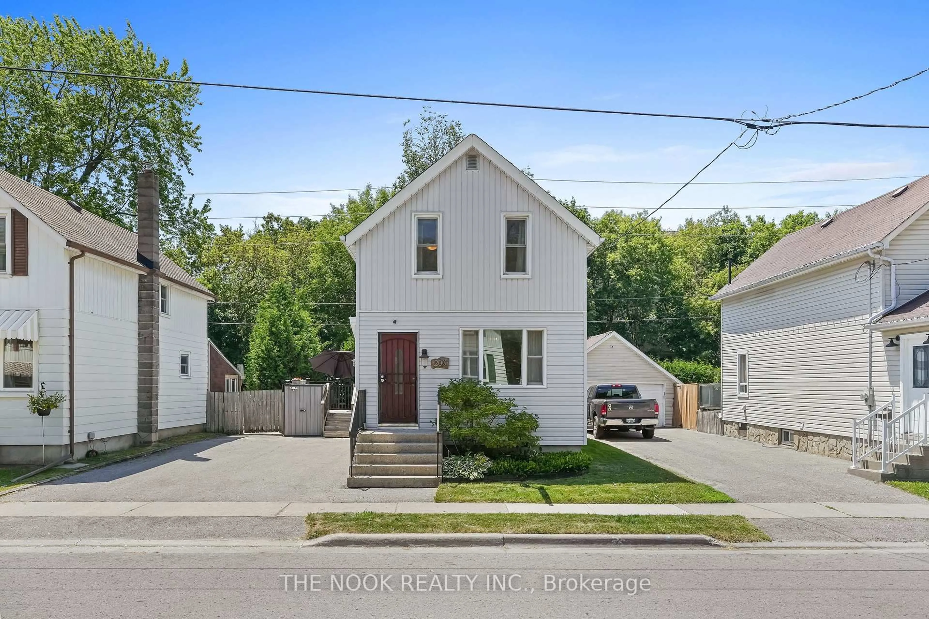 A pic from outside/outdoor area/front of a property/back of a property/a pic from drone, street for 200 Court St, Oshawa Ontario L1H 4W7