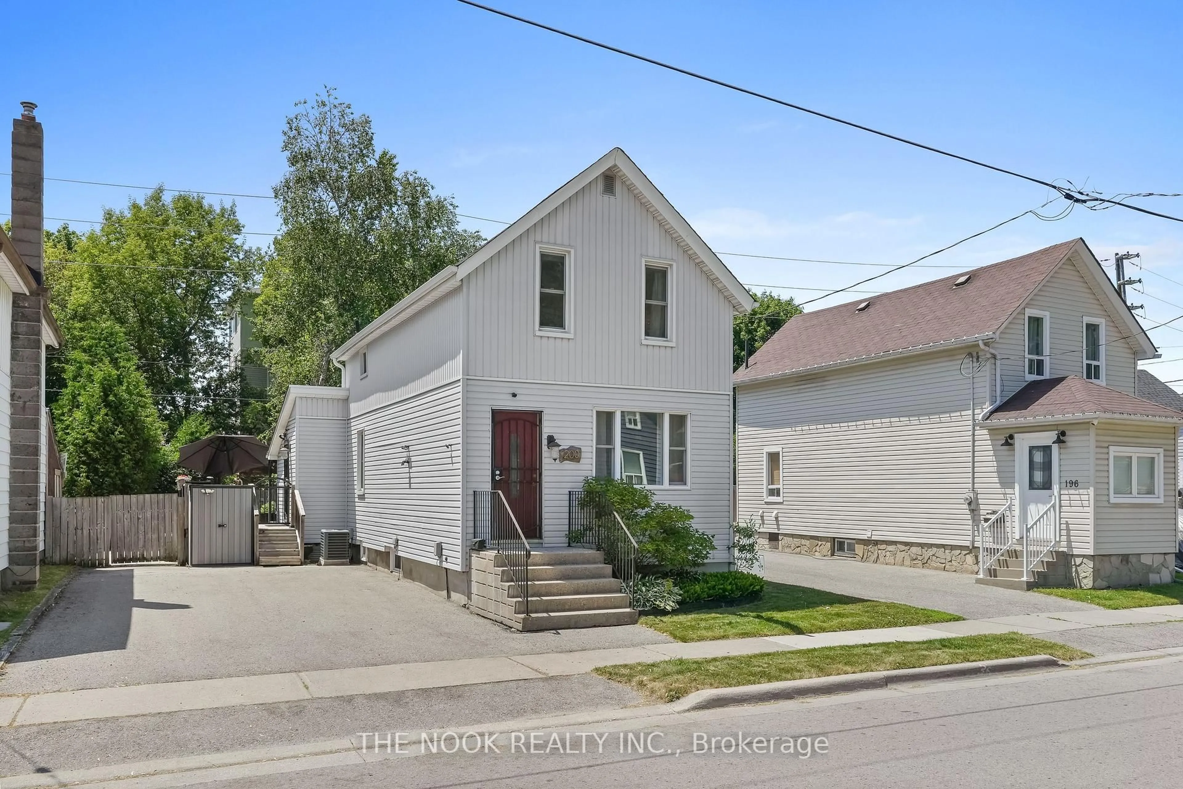 A pic from outside/outdoor area/front of a property/back of a property/a pic from drone, street for 200 Court St, Oshawa Ontario L1H 4W7