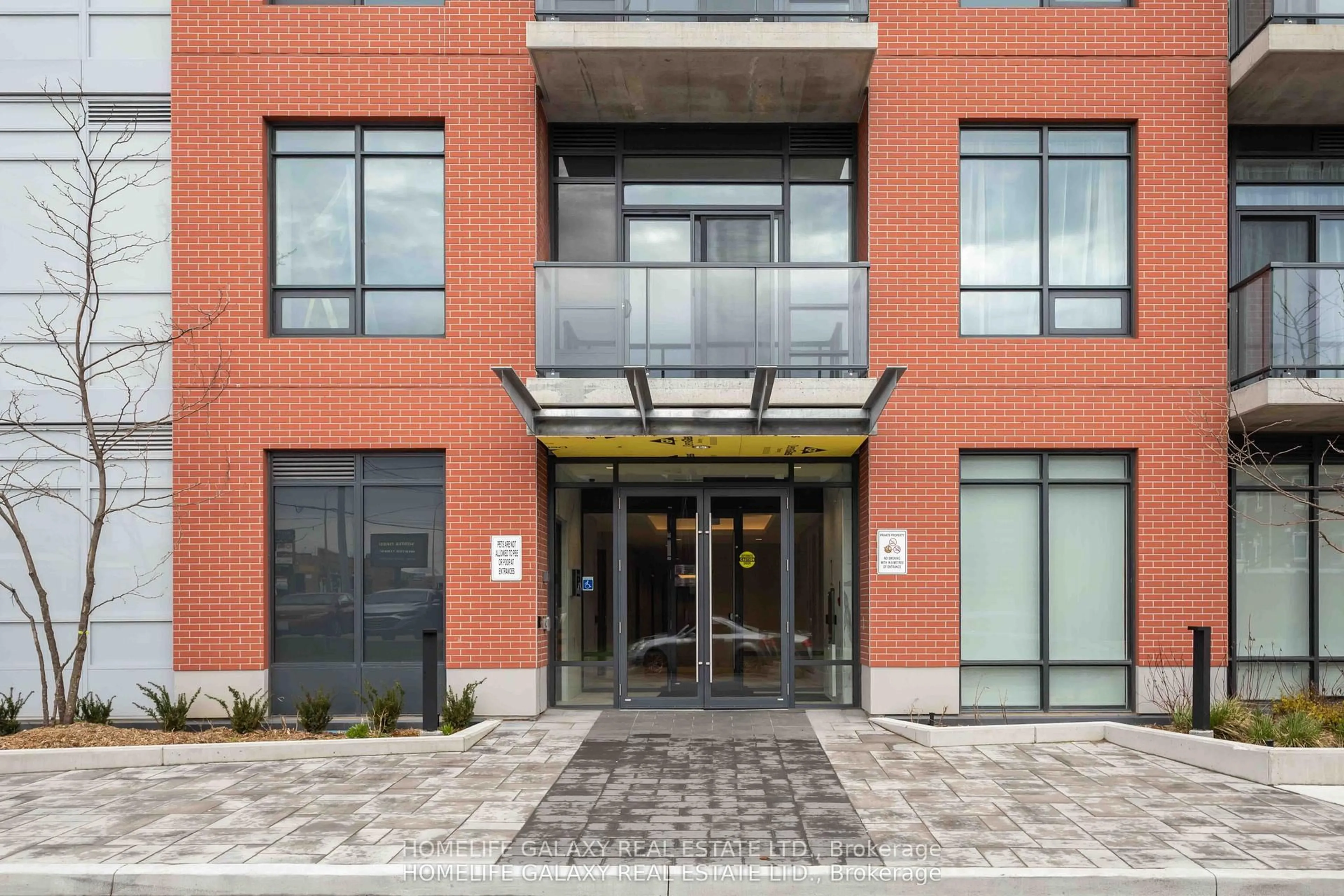 Indoor foyer for 1010 Dundas St #204, Whitby Ontario L1N 2K2