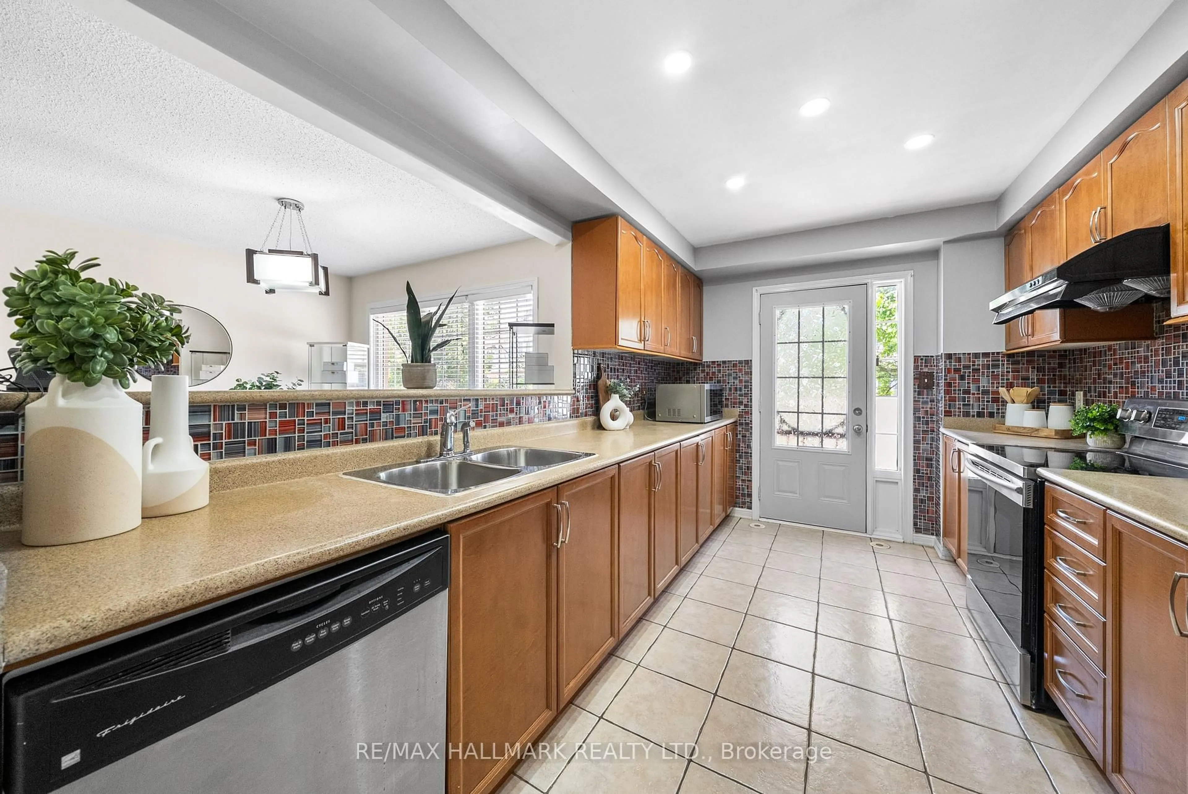 Open concept kitchen, ceramic/tile floor for 15 Snowgoose Terr, Toronto Ontario M1B 0A9