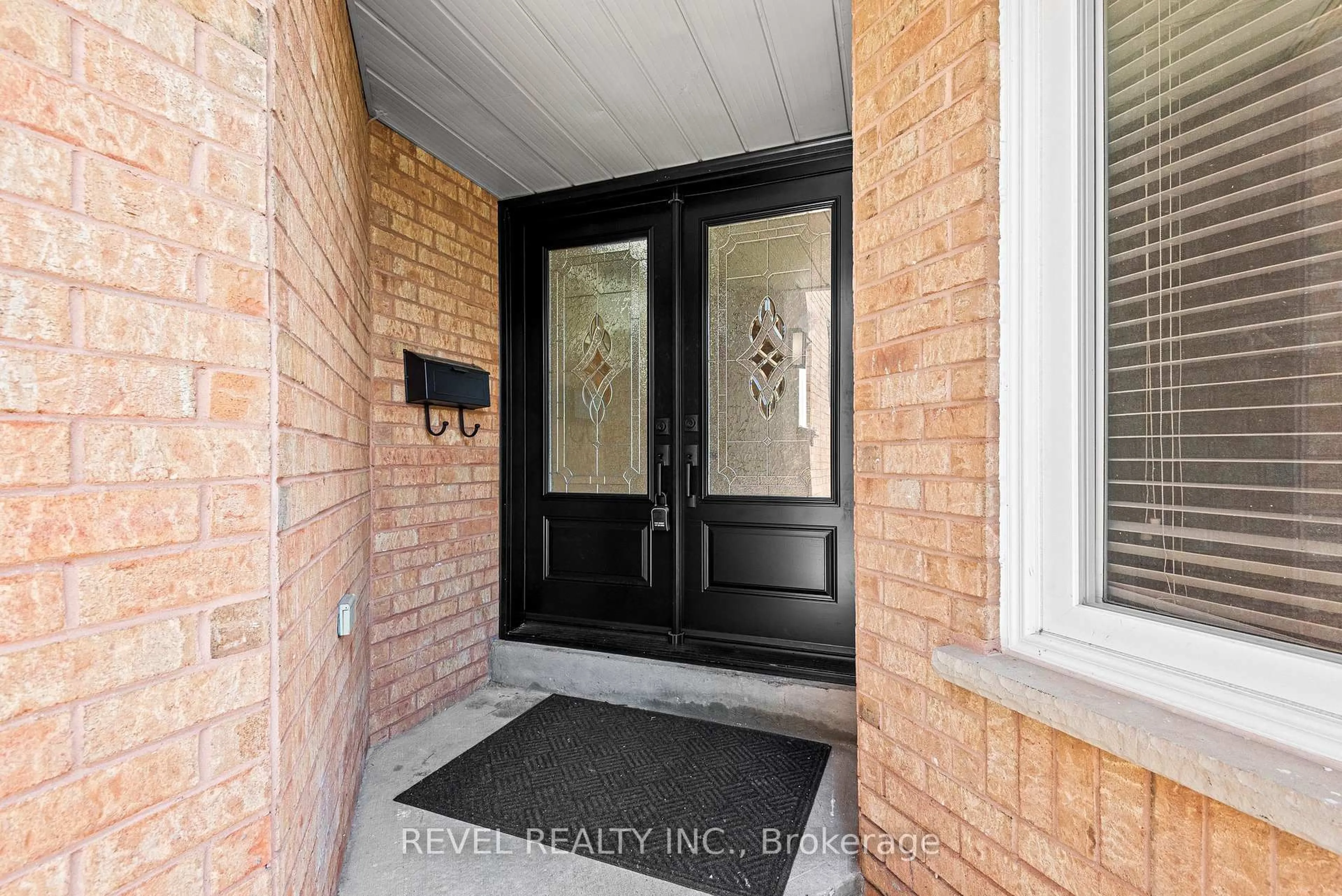 Indoor entryway for 1005 Sandcliff Dr, Oshawa Ontario L1K 2E4