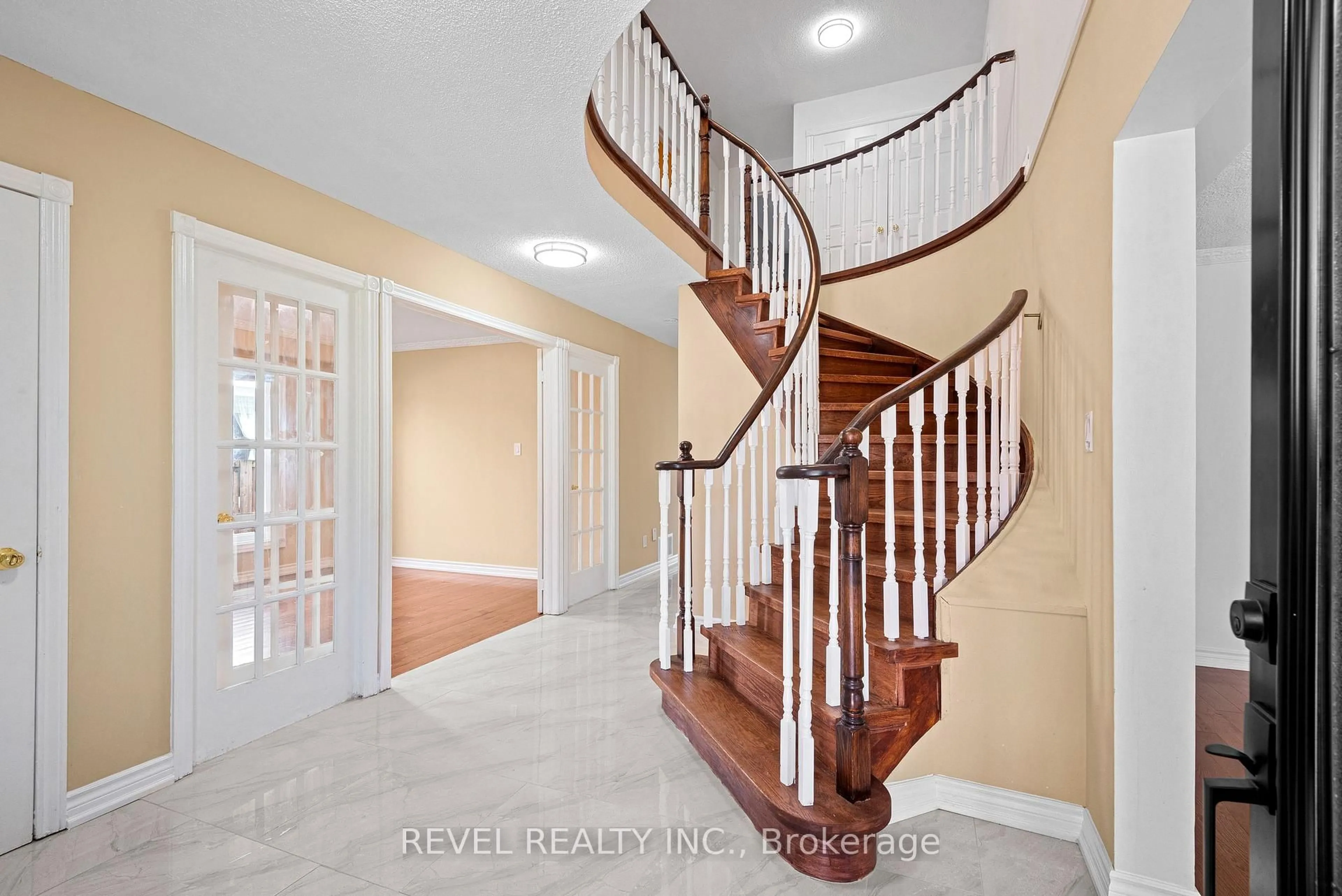 Indoor foyer for 1005 Sandcliff Dr, Oshawa Ontario L1K 2E4
