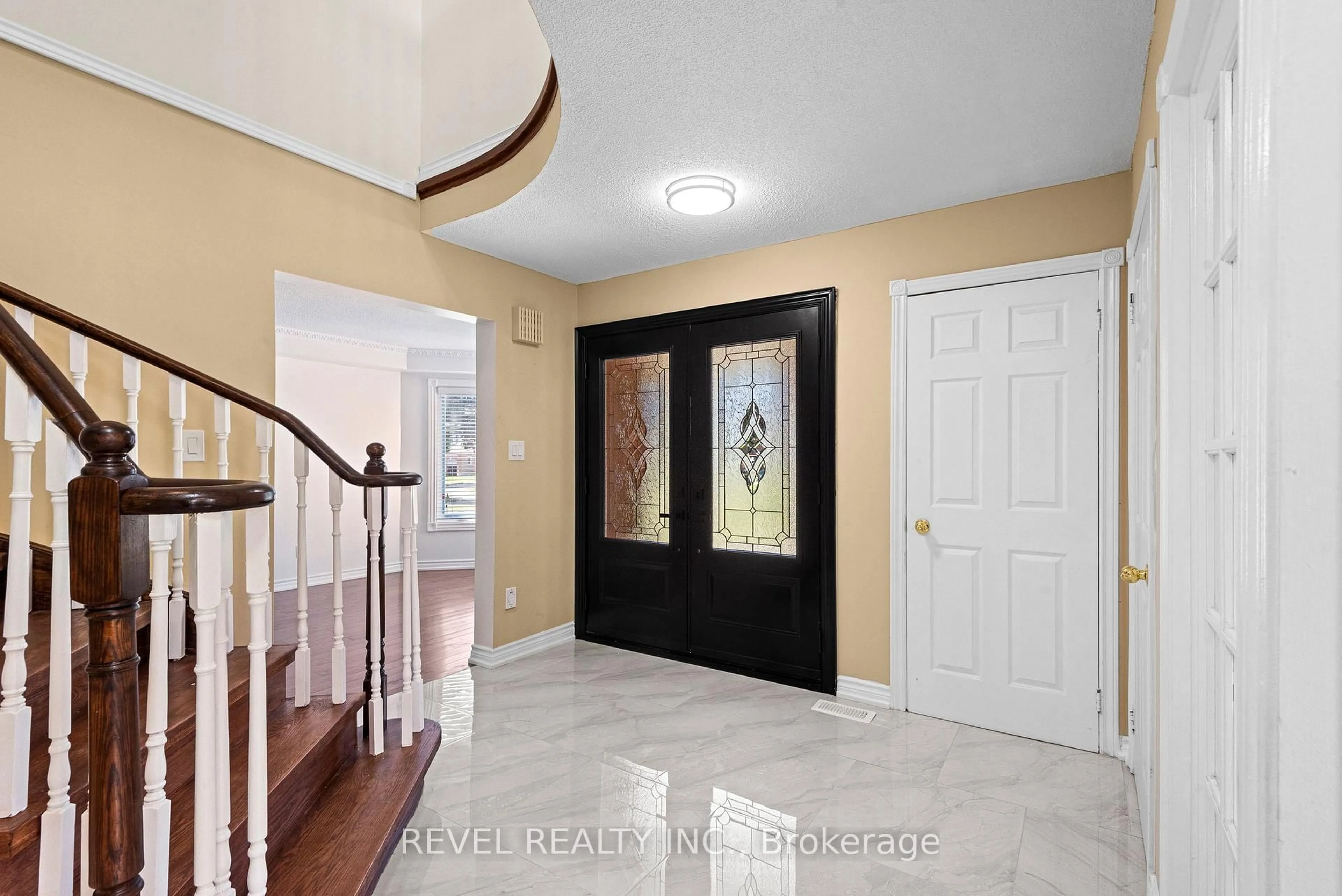 Indoor entryway for 1005 Sandcliff Dr, Oshawa Ontario L1K 2E4