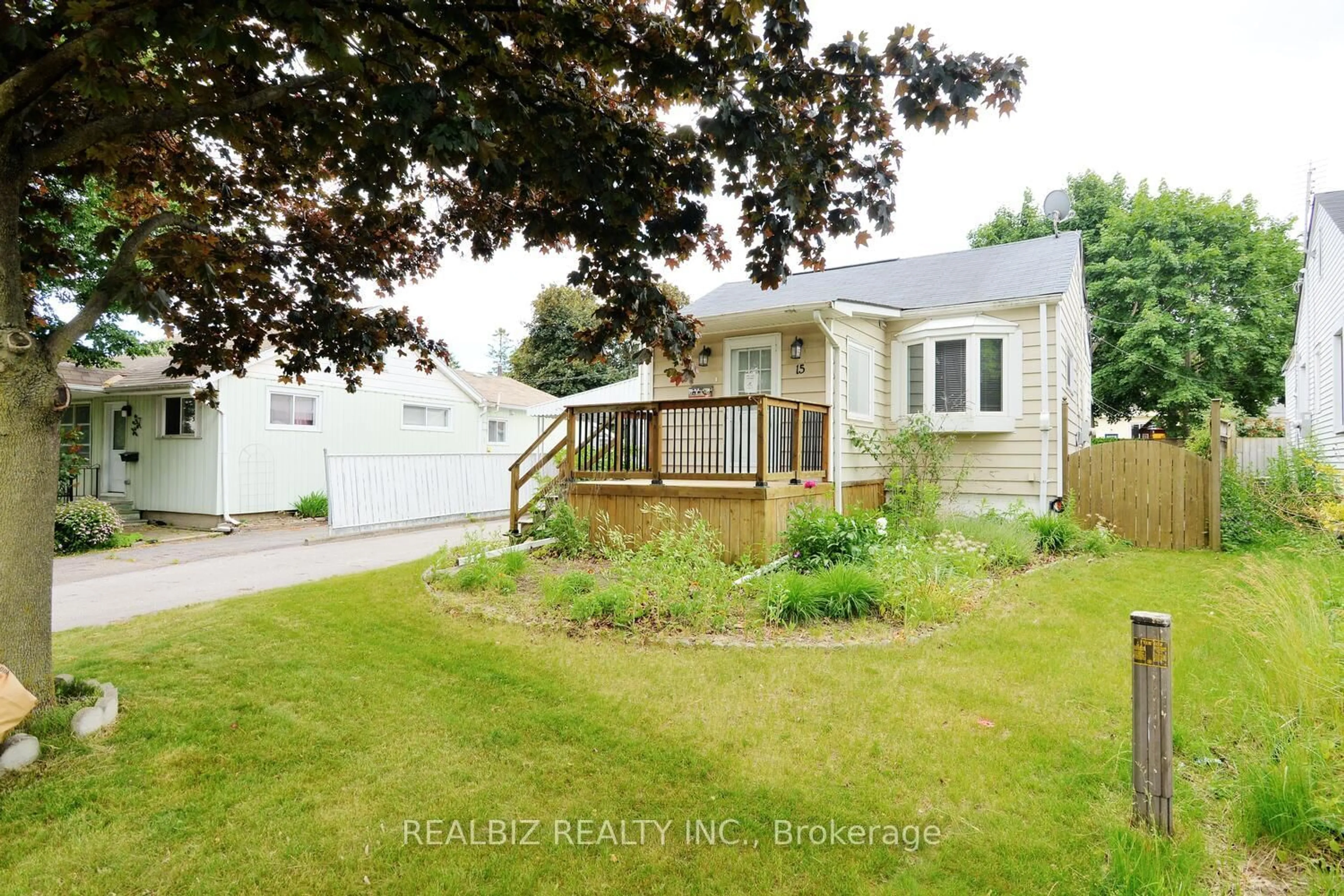 A pic from outside/outdoor area/front of a property/back of a property/a pic from drone, street for 15 Oak St, Ajax Ontario L1S 1X7