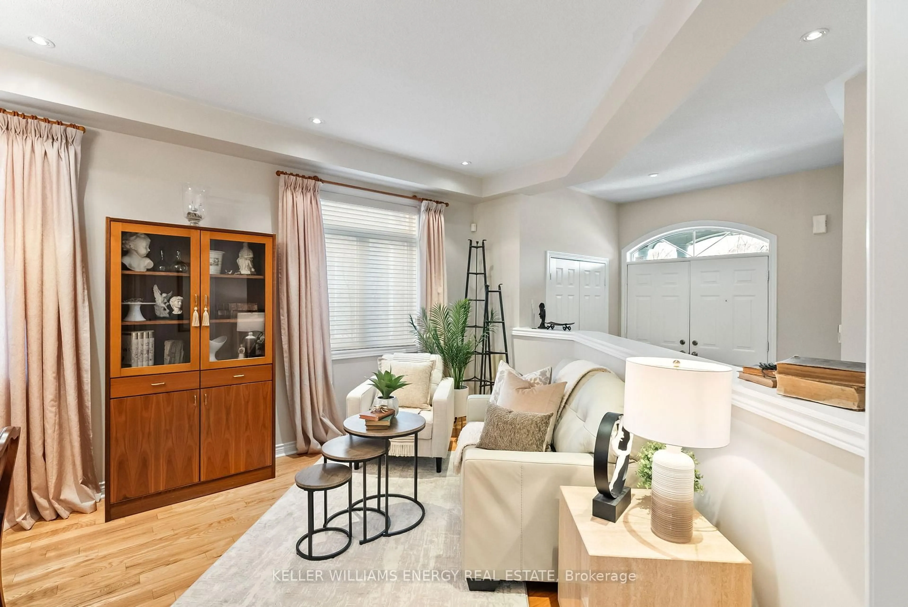 Living room with furniture, unknown for 40 Tormina Blvd, Whitby Ontario L1R 3B4