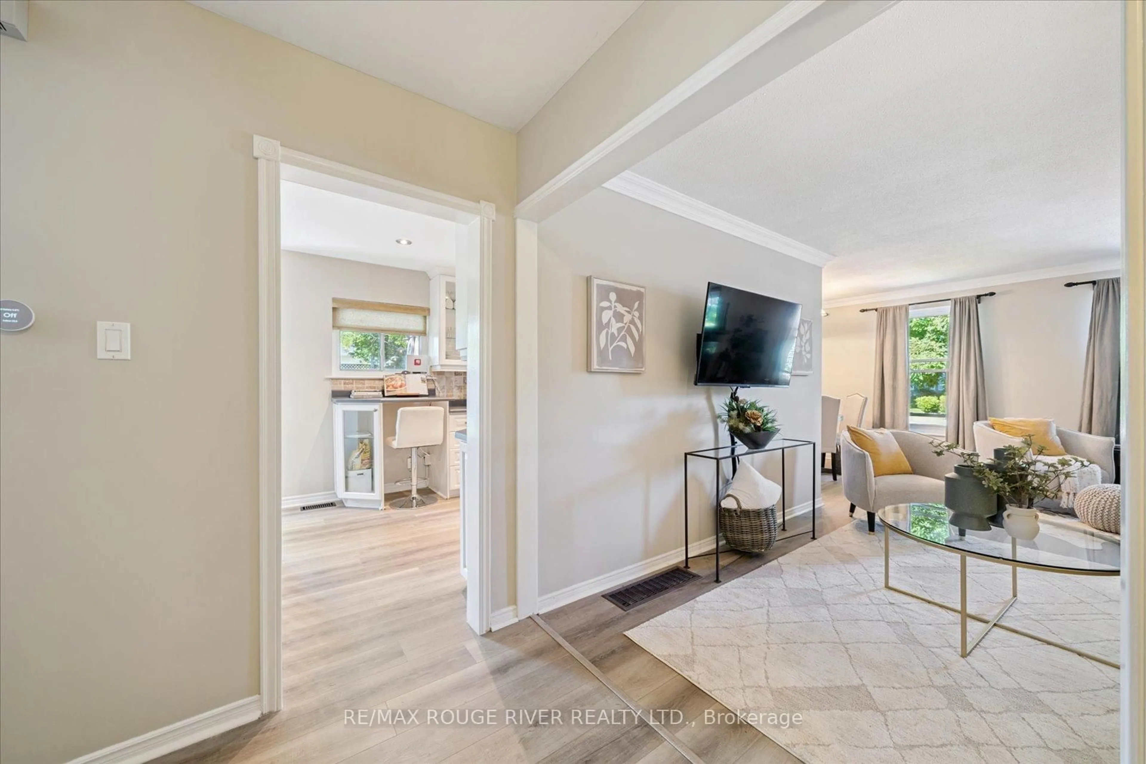 Indoor entryway for 810 Zator Ave, Pickering Ontario L1W 1X9