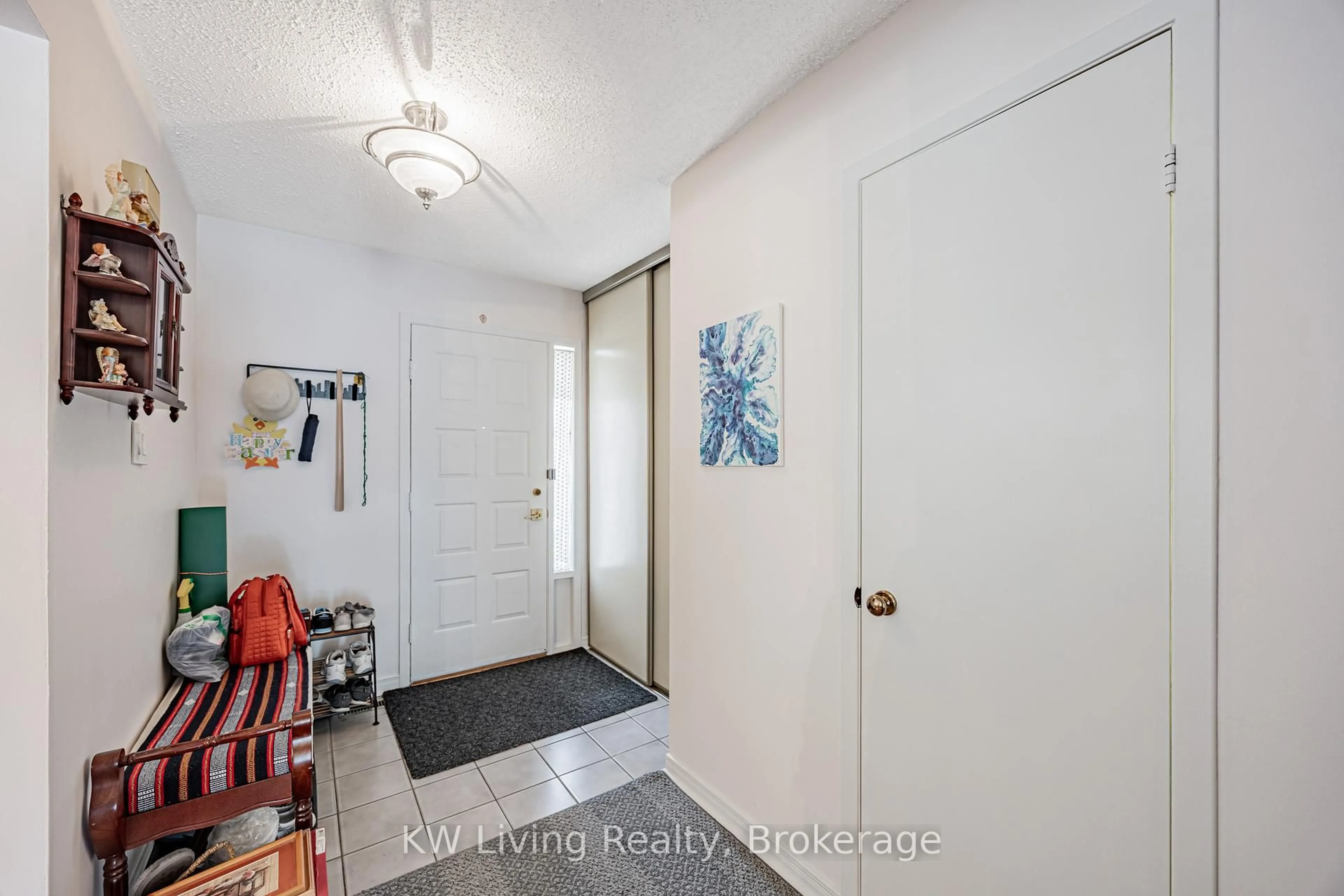 Indoor entryway for 35 Roxanne Cres, Toronto Ontario M1V 4J5