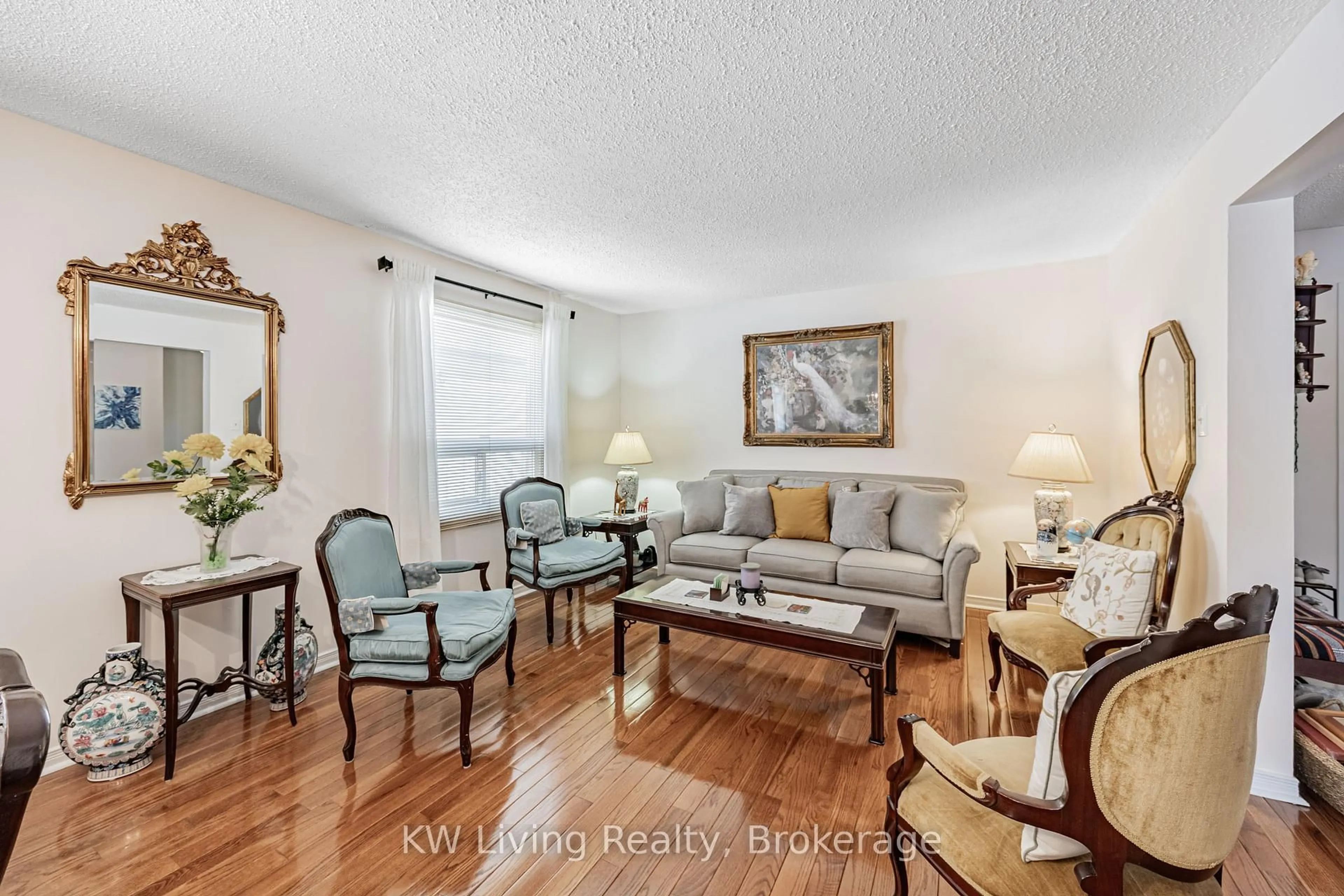 Living room with furniture, unknown for 35 Roxanne Cres, Toronto Ontario M1V 4J5
