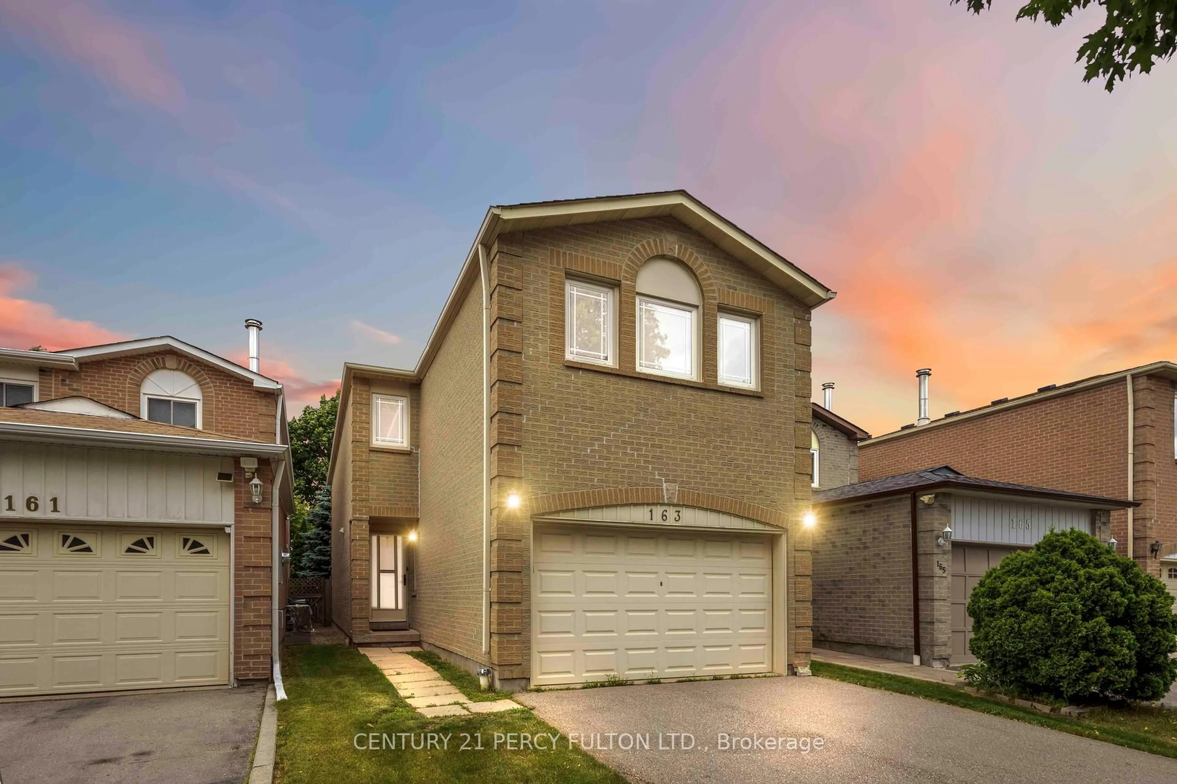 A pic from outside/outdoor area/front of a property/back of a property/a pic from drone, street for 163 Roxanne Cres, Toronto Ontario M1V 4G8