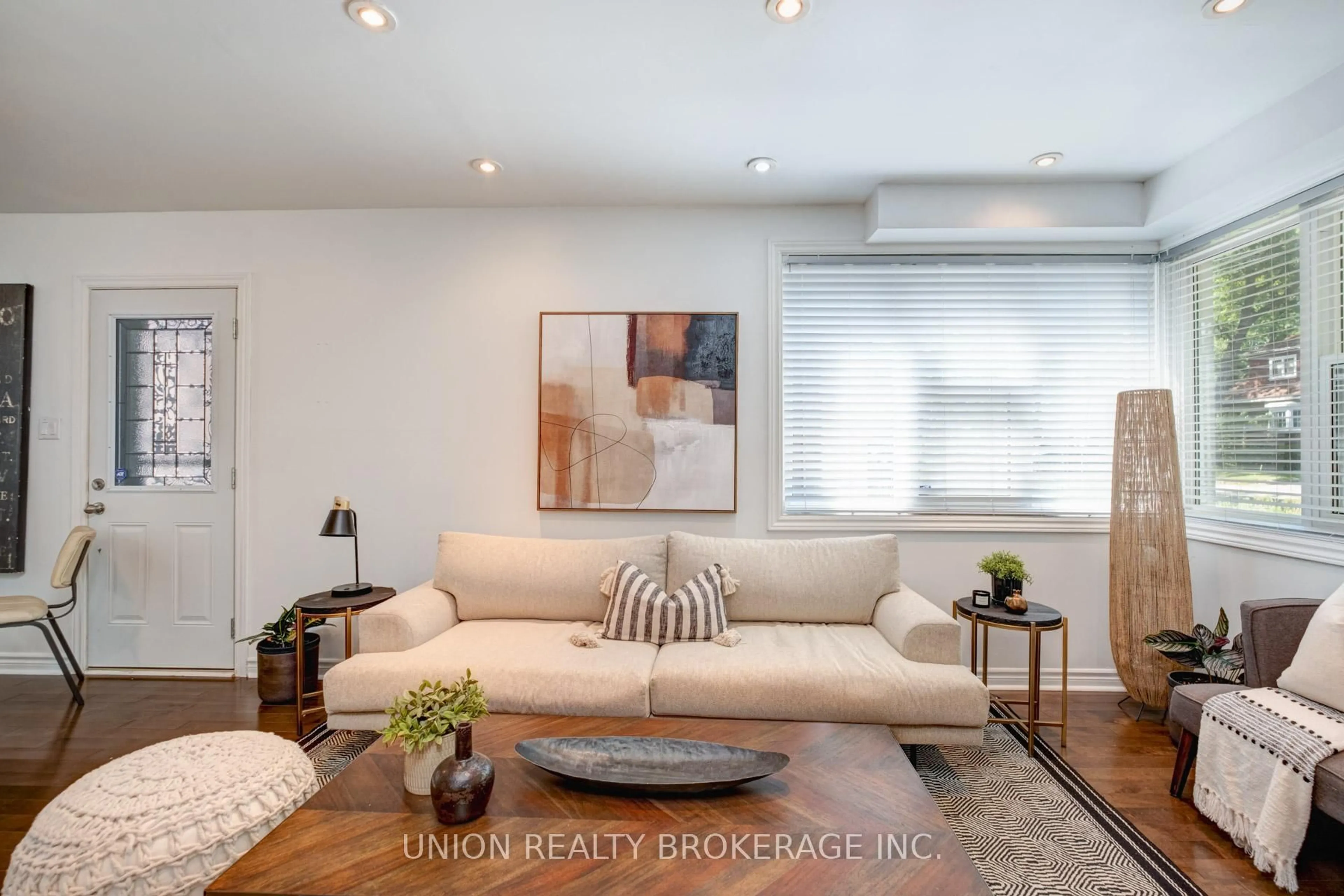 Living room with furniture, unknown for 301 Victoria Park Ave, Toronto Ontario M4E 3S7
