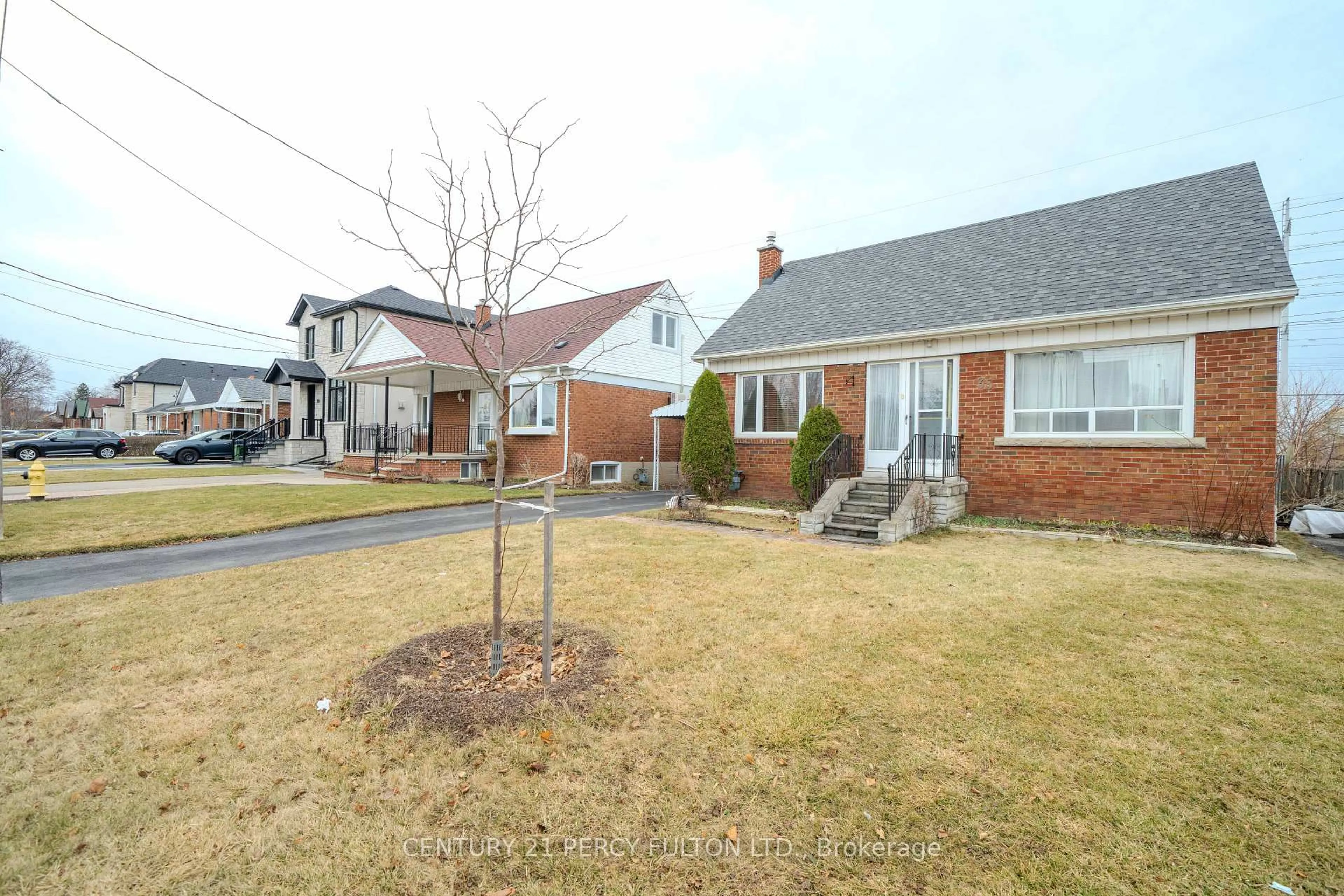 A pic from outside/outdoor area/front of a property/back of a property/a pic from drone, street for 35 Biscayne Blvd, Toronto Ontario M1R 1A1