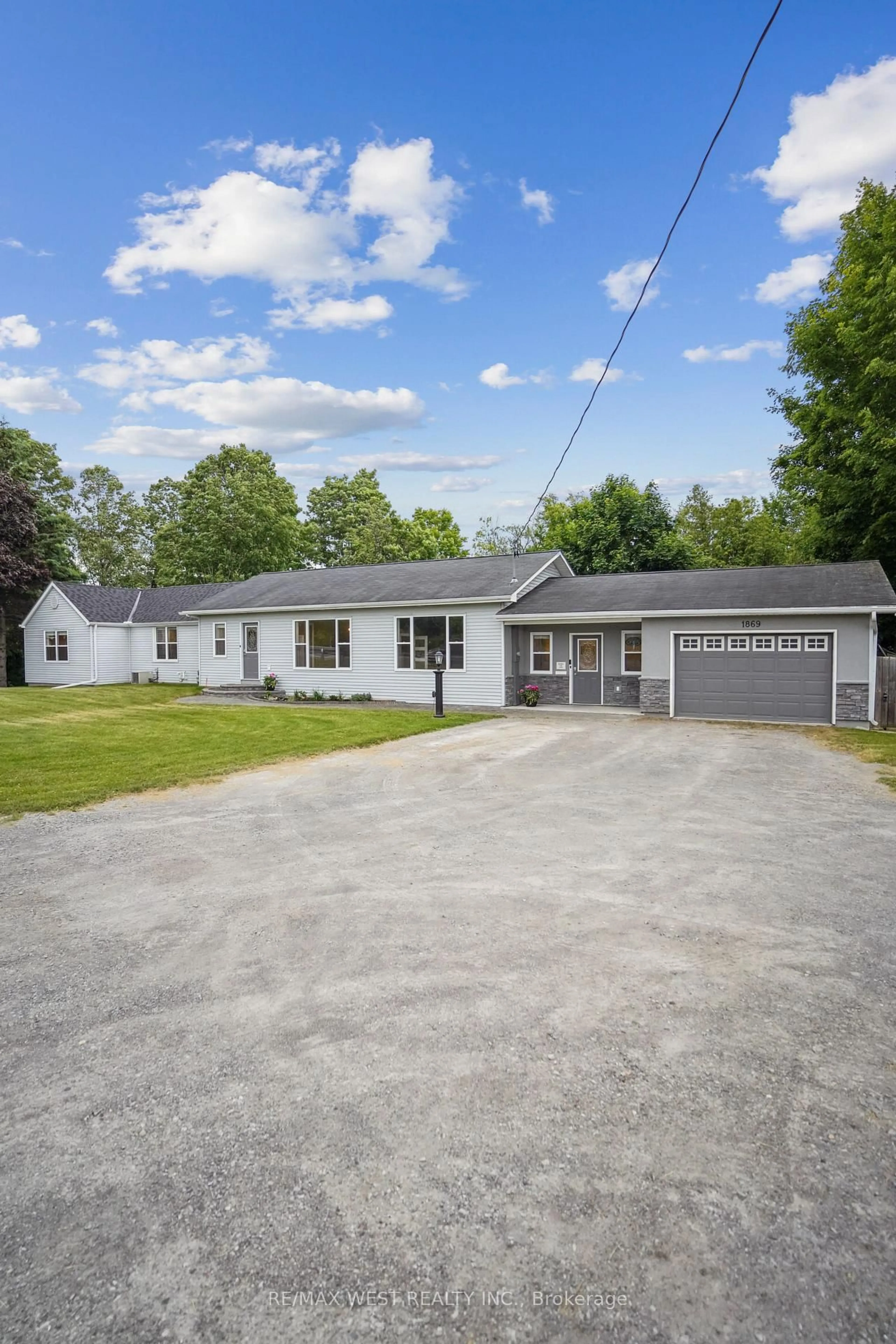 A pic from outside/outdoor area/front of a property/back of a property/a pic from drone, street for 1869 Bloor St, Clarington Ontario L1C 3K3