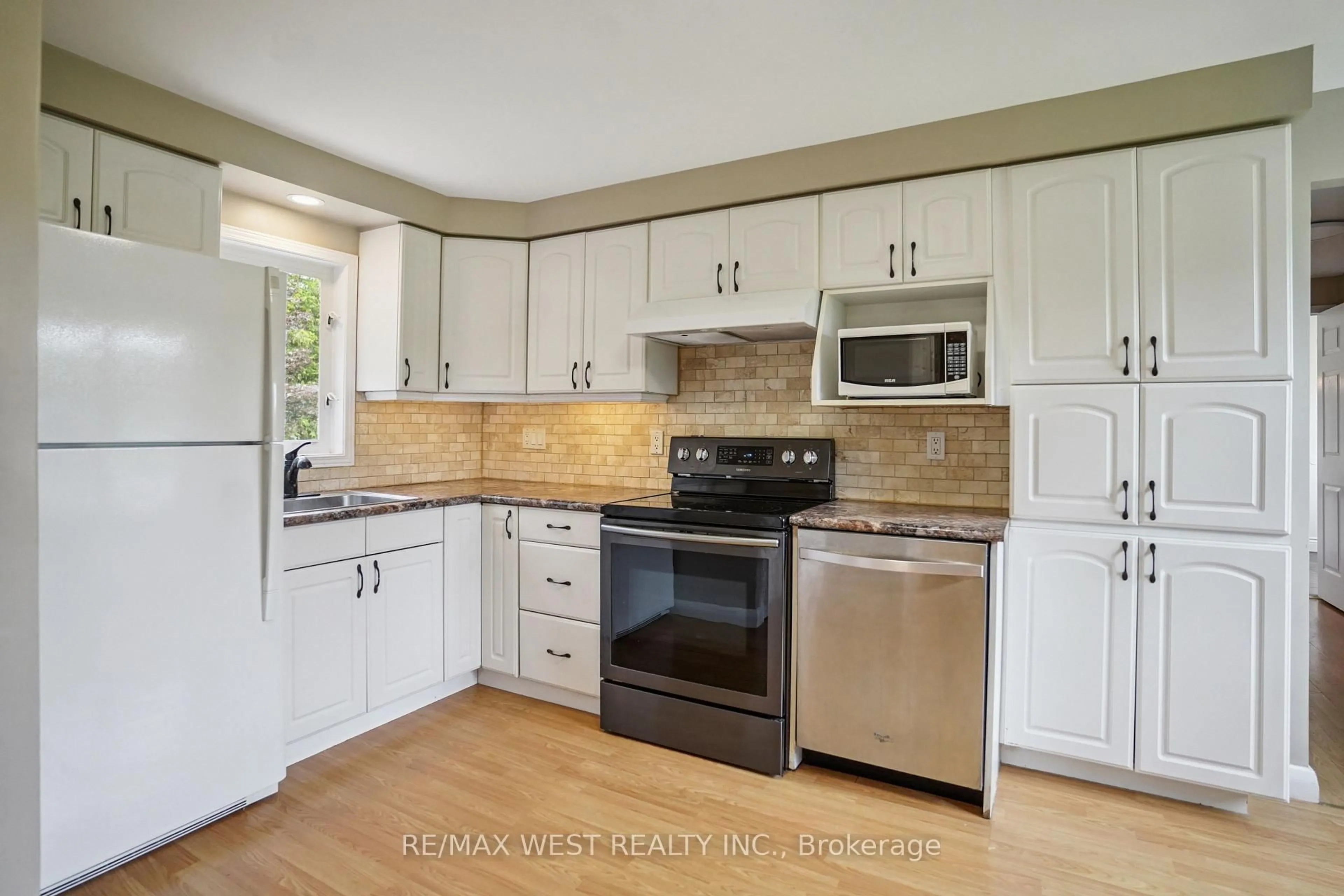 Standard kitchen, unknown for 1869 Bloor St, Clarington Ontario L1C 3K3