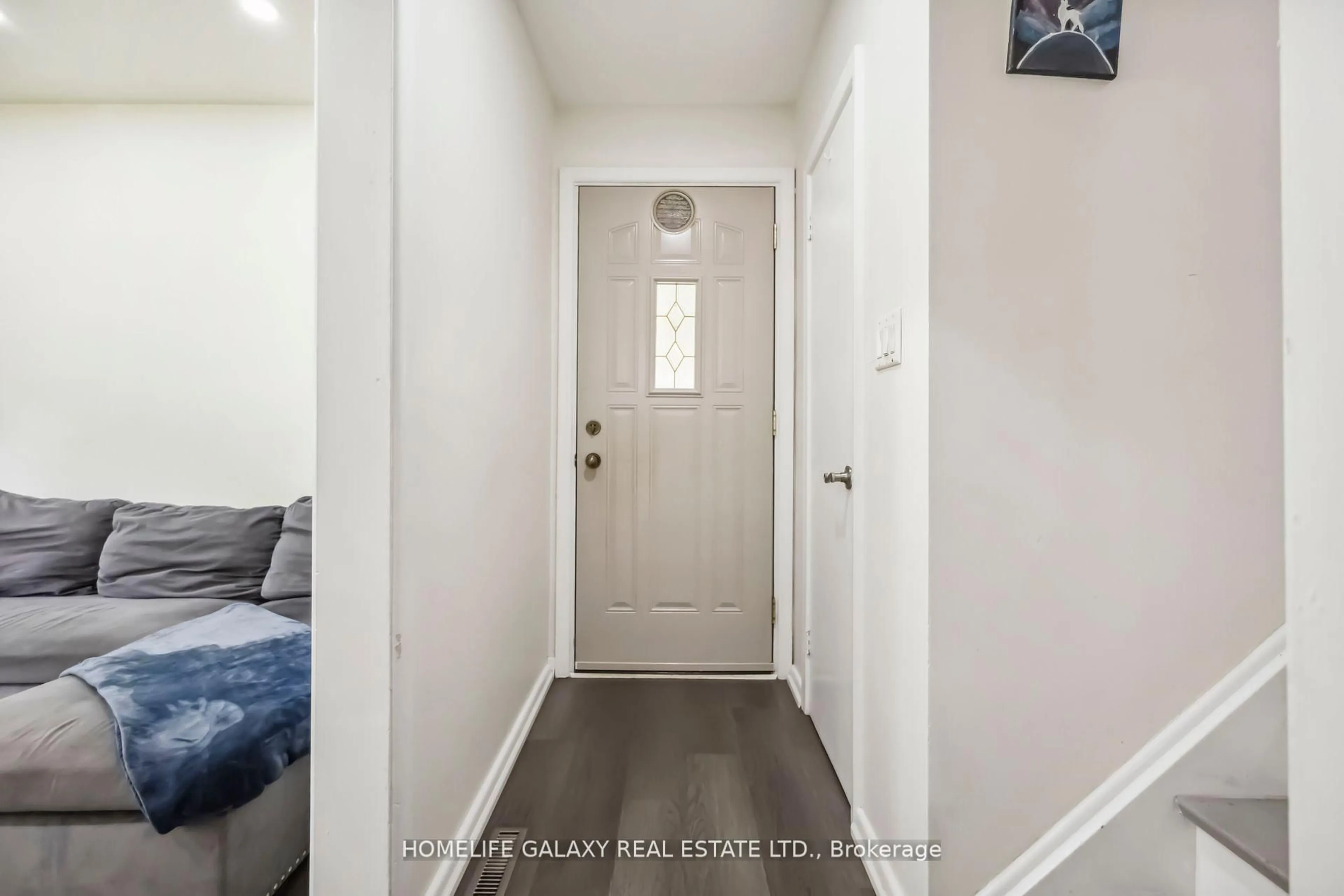 Indoor entryway for 673 Lansdowne Dr, Oshawa Ontario L1G 1W5