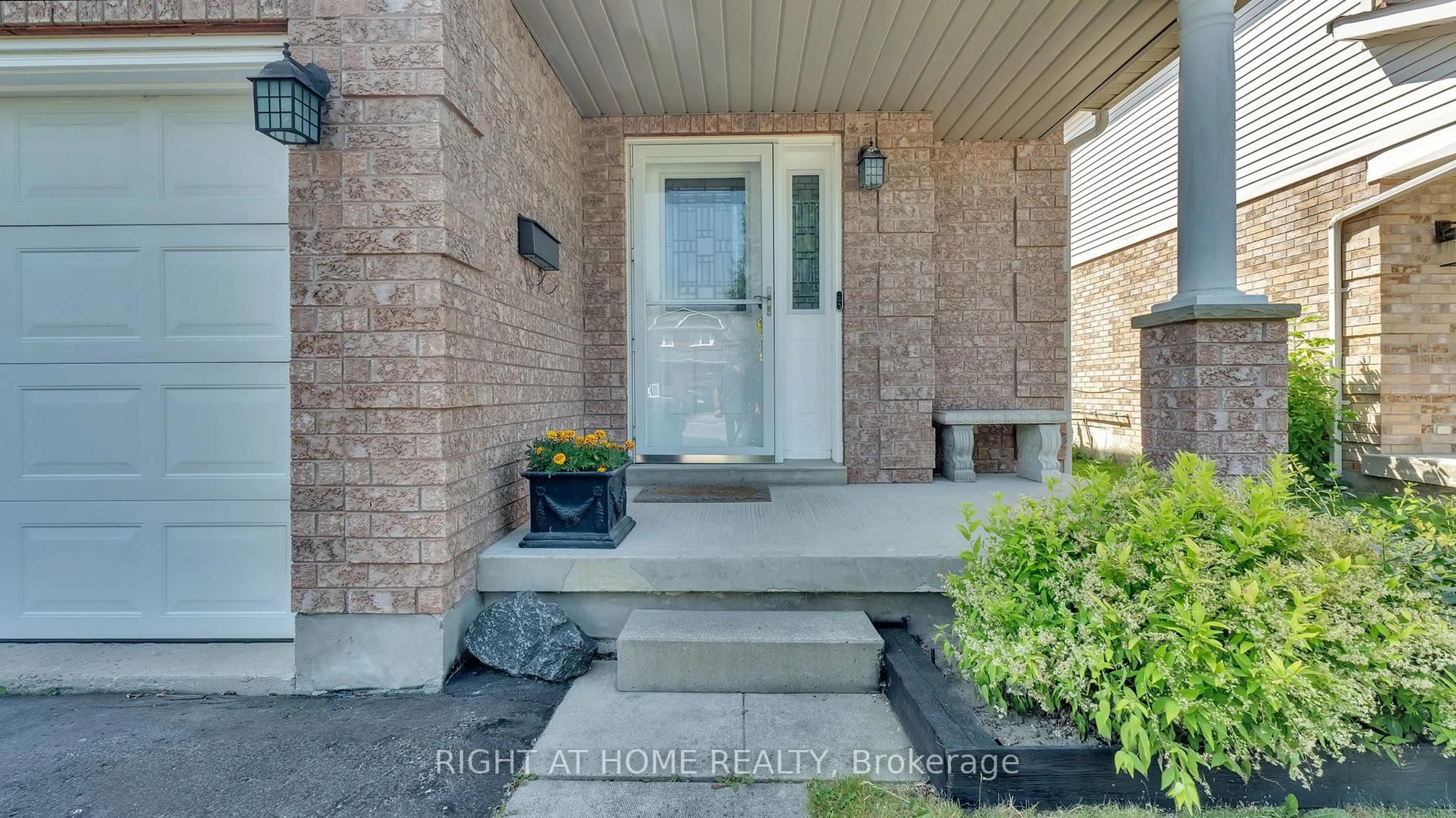 Indoor entryway for 641 Coldstream Dr, Oshawa Ontario L1K 2T6