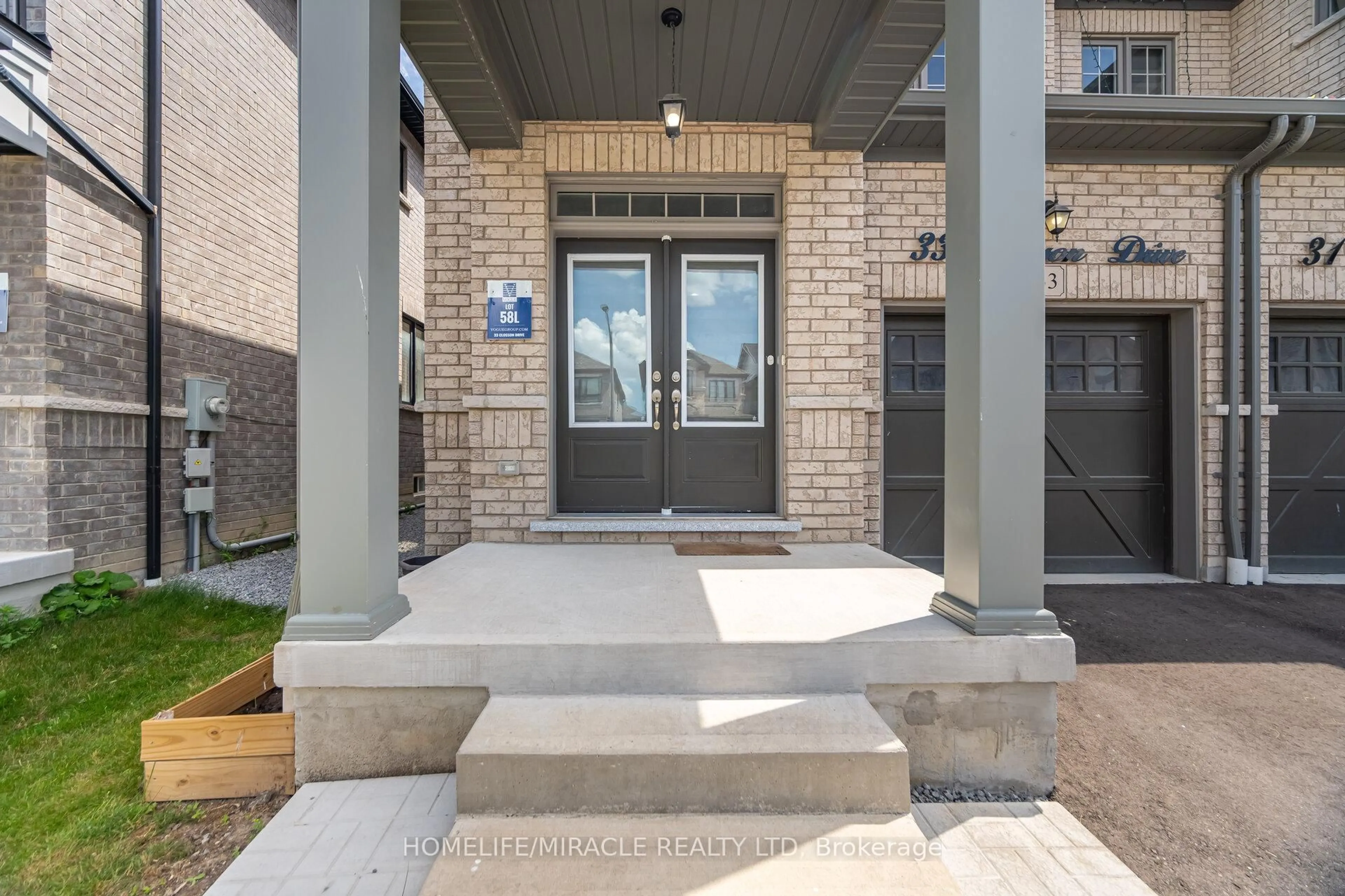 Indoor entryway for 33 Closson Dr, Whitby Ontario L1P 0M9