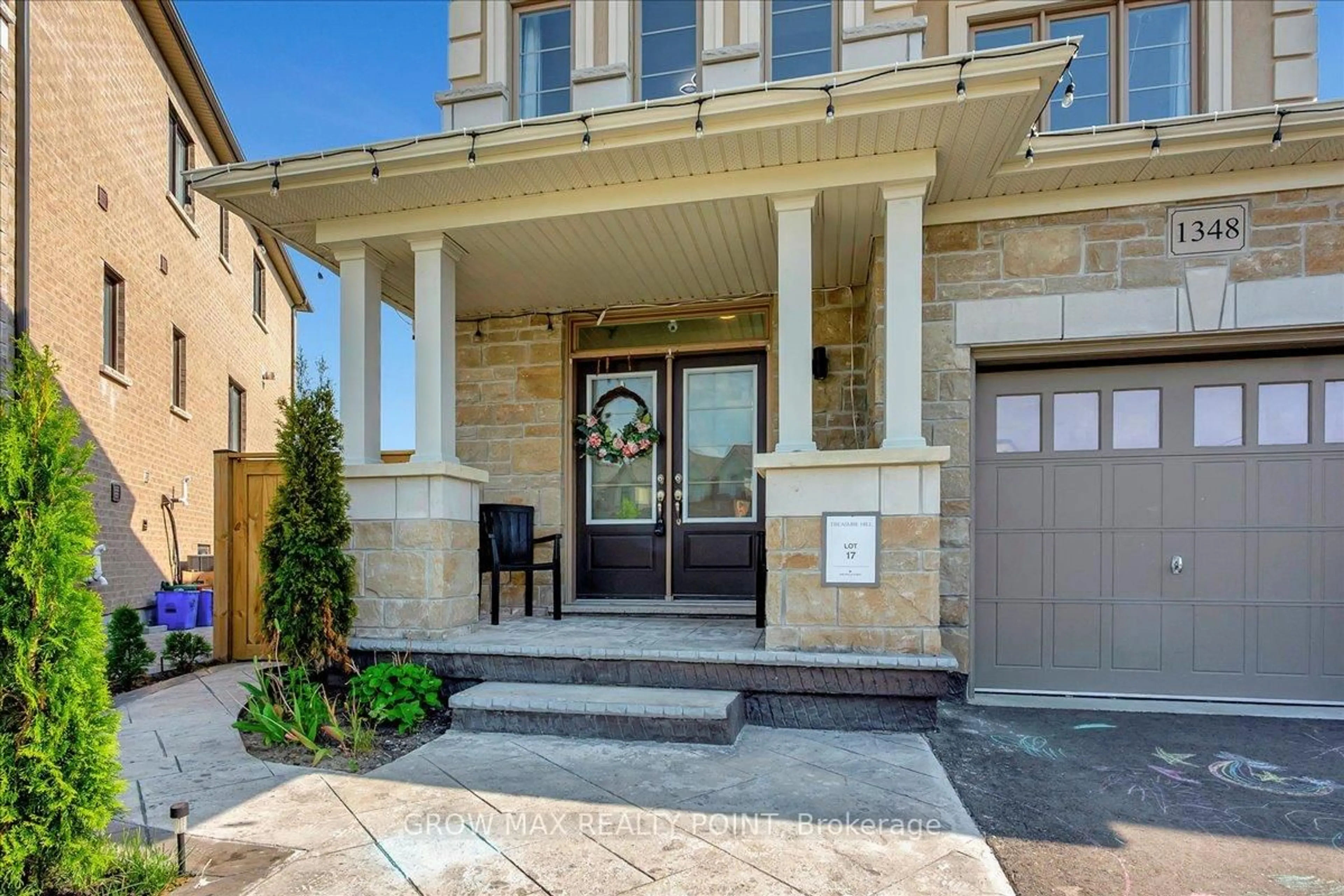 Indoor entryway for 1348 Apollo St, Oshawa Ontario L1K 3E6