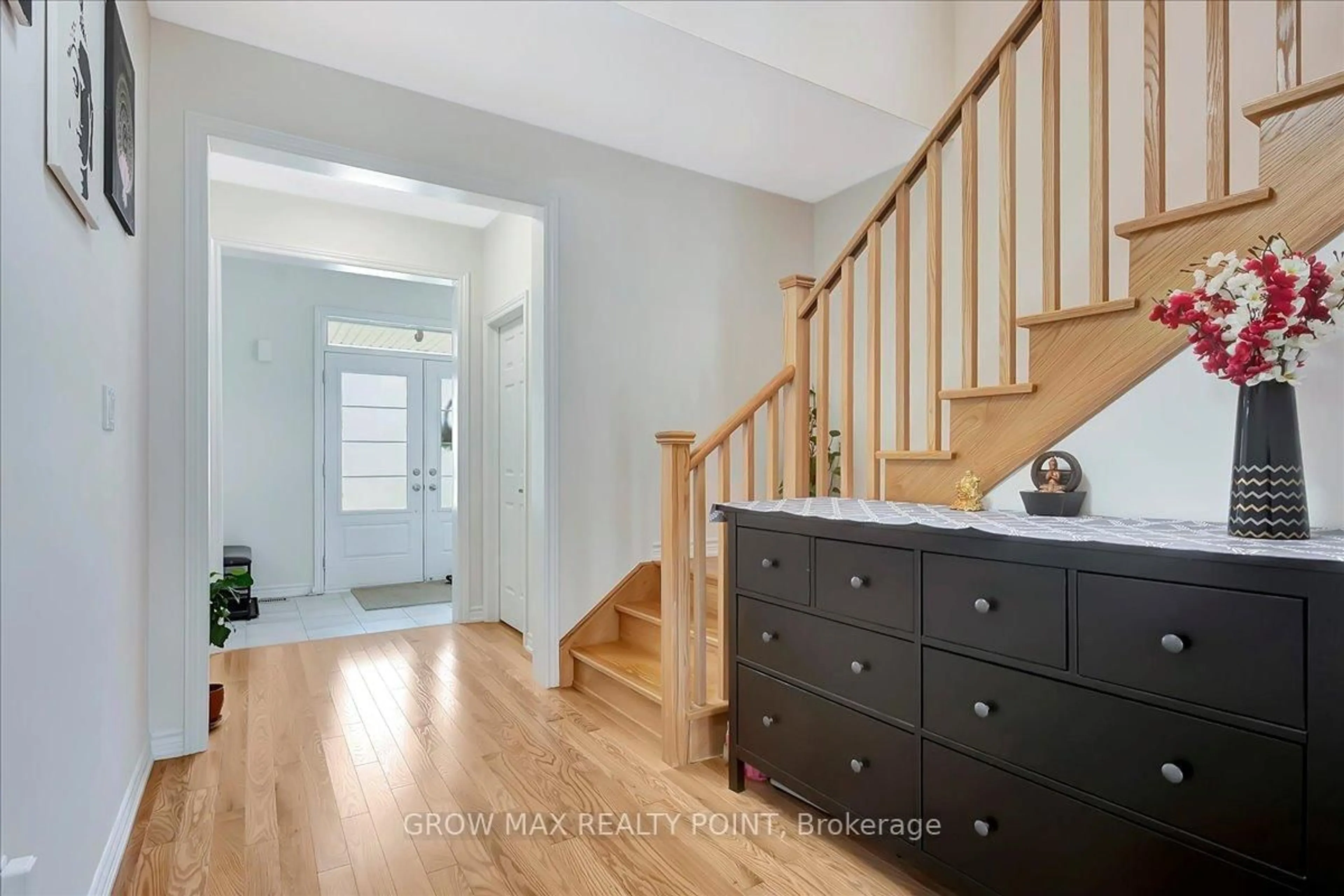 Indoor entryway for 1348 Apollo St, Oshawa Ontario L1K 3E6